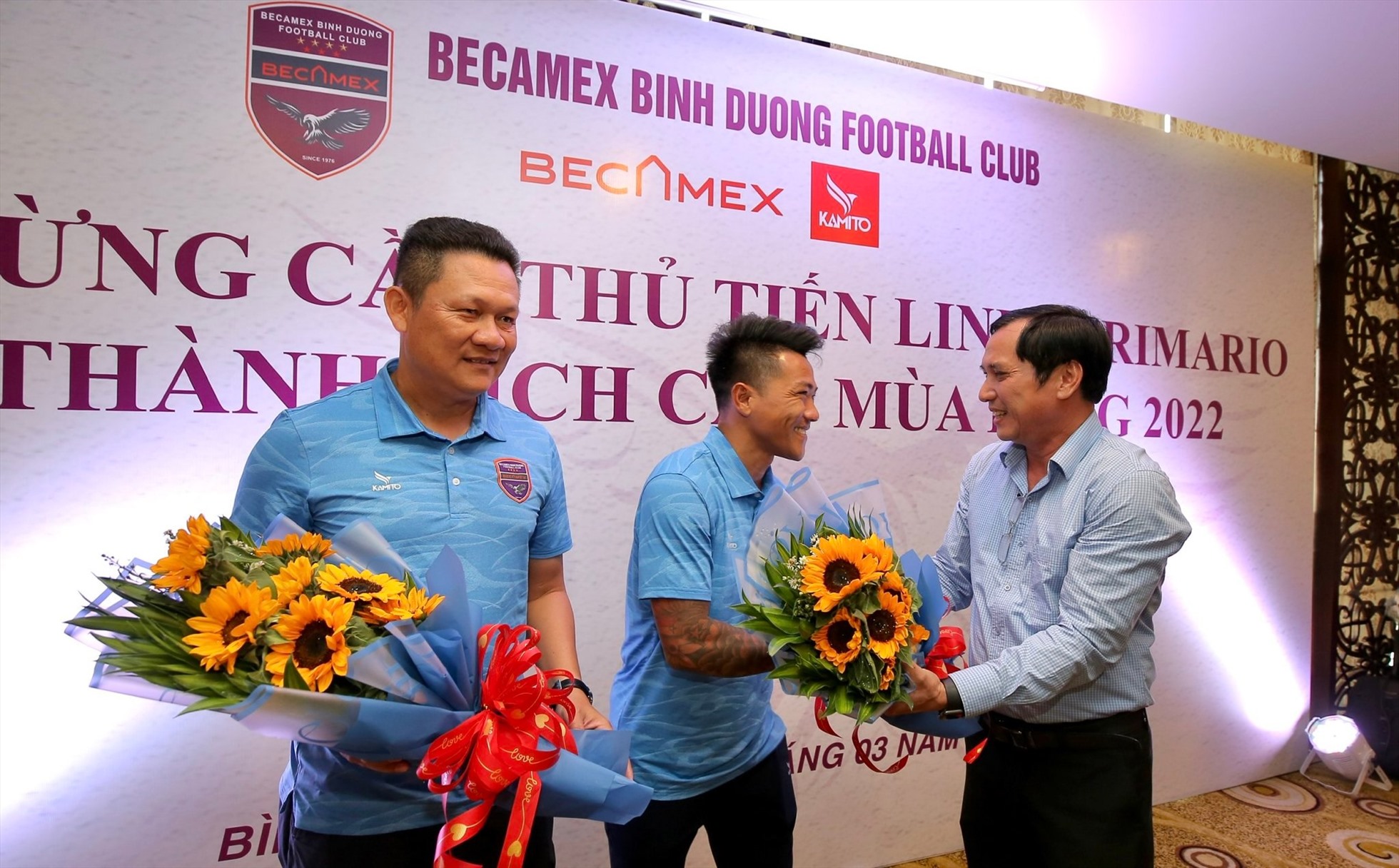 Đội bóng đất Thủ cũng ra mắt tân huấn luyện viên Nguyễn Quốc Tuấn và trợ lí Nguyễn Quang Hải. Ảnh: Đ.T