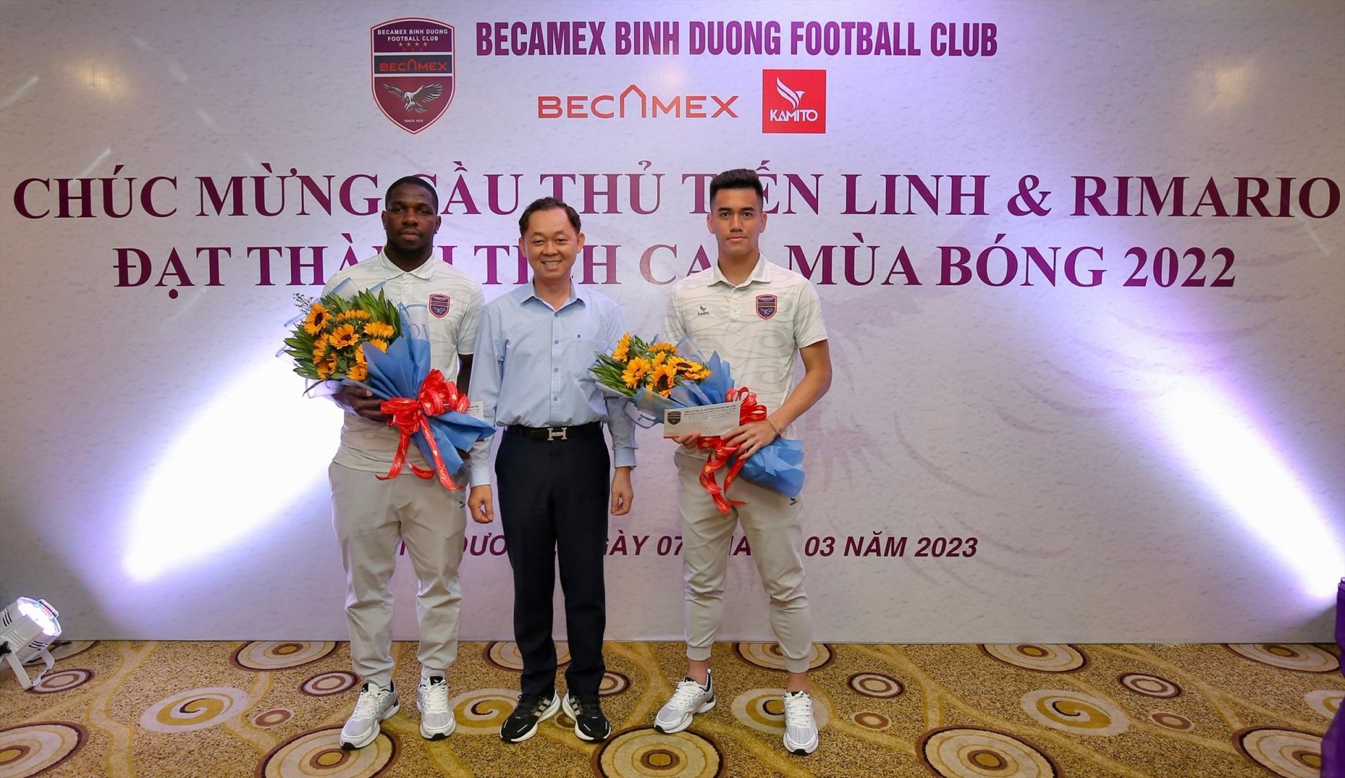 Bộ đôi tiền đạo Nguyễn Tiến Linh và Rimario được lãnh đạo câu lạc bộ B. Bình Dương tặng hoa chúc mừng. Ảnh: Đ.T