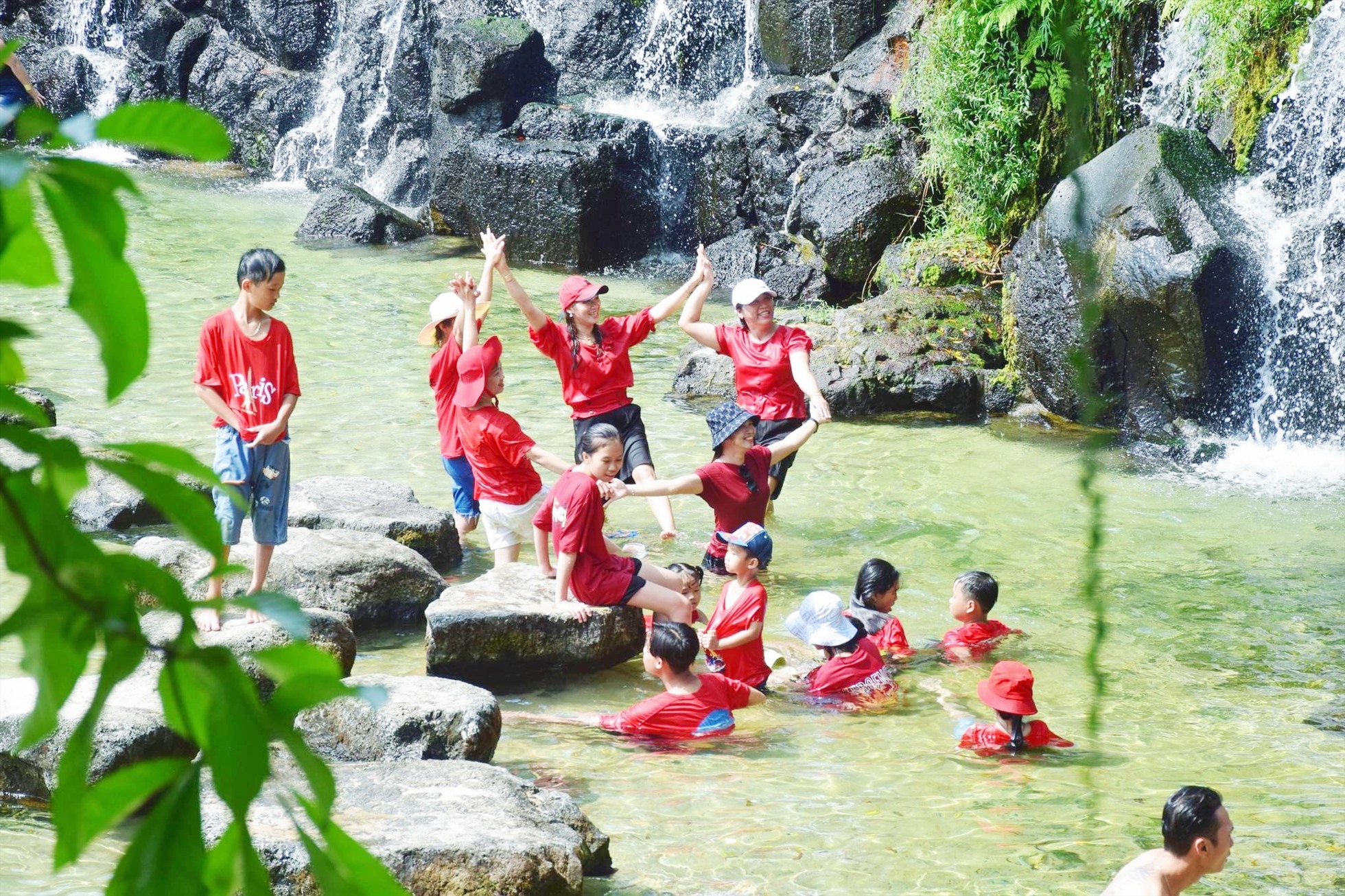 Địa điểm thu hút các bạn trẻ tổ chức dã ngoại, cũng là nơi các gia đình lựa chọn để nghỉ ngơi, tận hưởng không gian xanh mát vào mỗi dịp lễ. Ảnh: Trung Quân