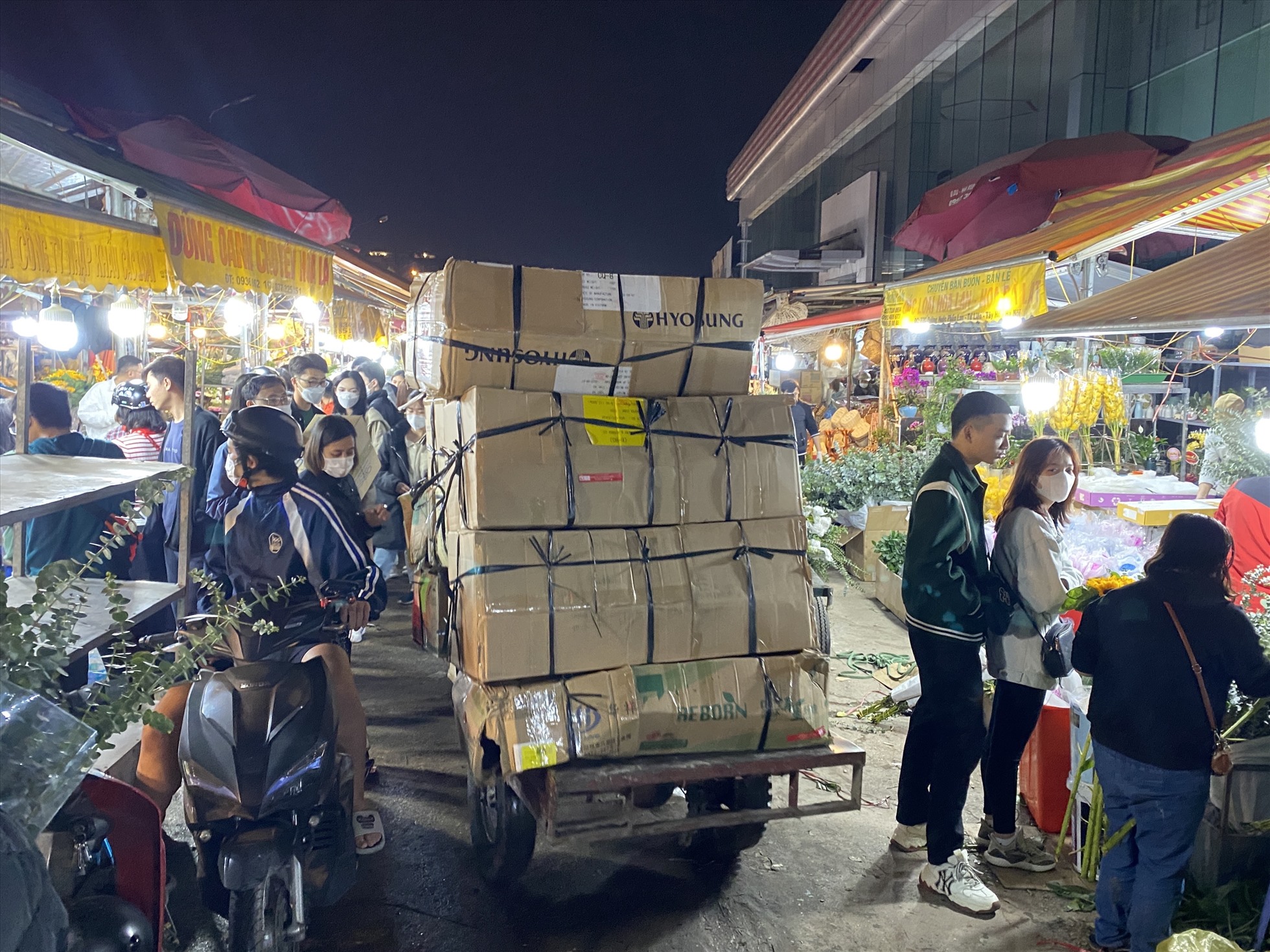 Không khó để bắt gặp các thùng xe trở hoa liên tục ra vào khu vực chợ bởi các tiểu thương nhập hoa số lượng lớn từ cả trong và ngoại tỉnh như Mê Linh, Tây Tựu hay Đà Lạt, Sa Pa,...