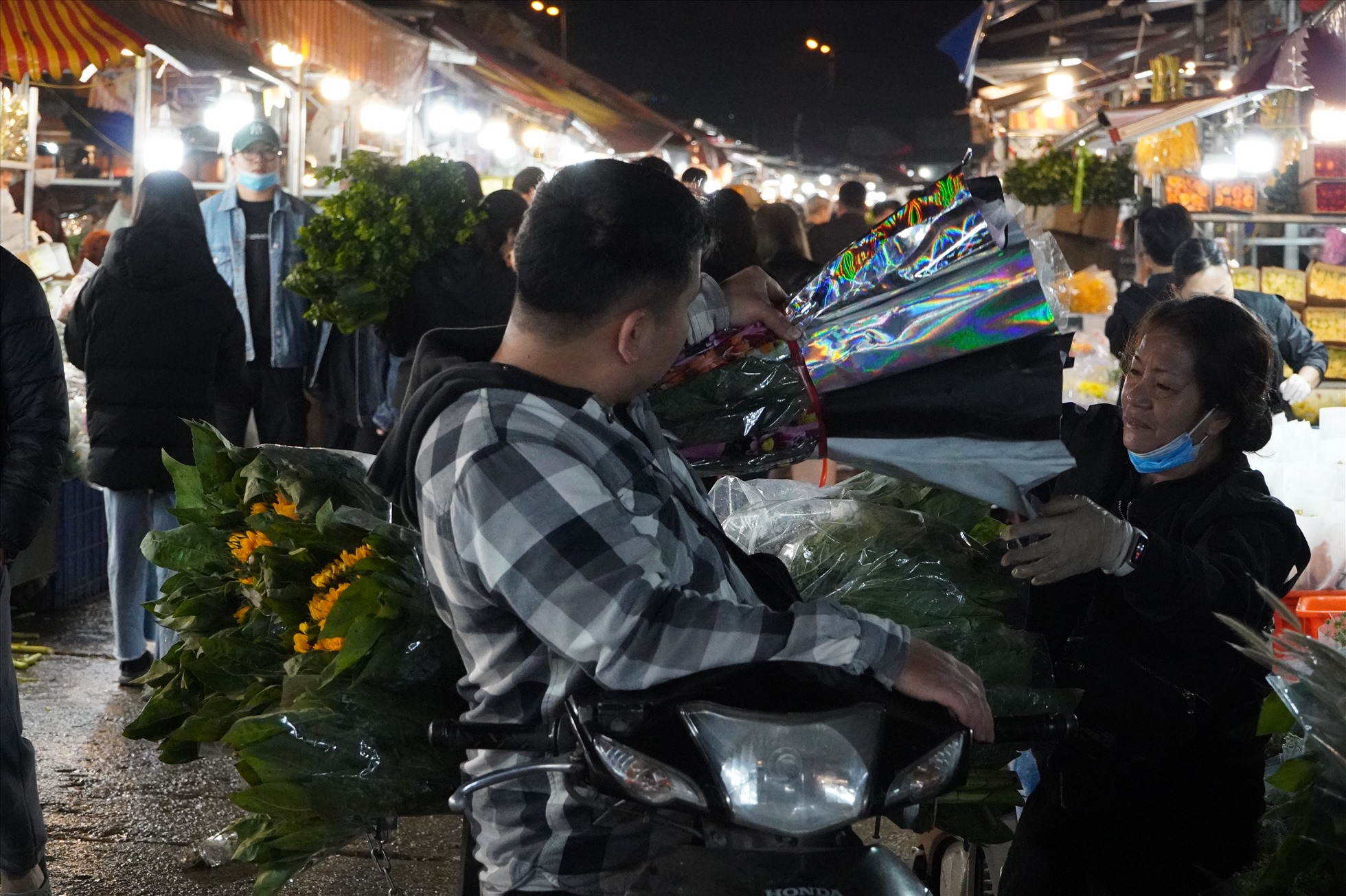 Các thương lái, chủ tiệm hoa trong trung tâm Hà Nội đổ xô về nhập hoa tại đây để chuẩn bị cho ngày 8.3.