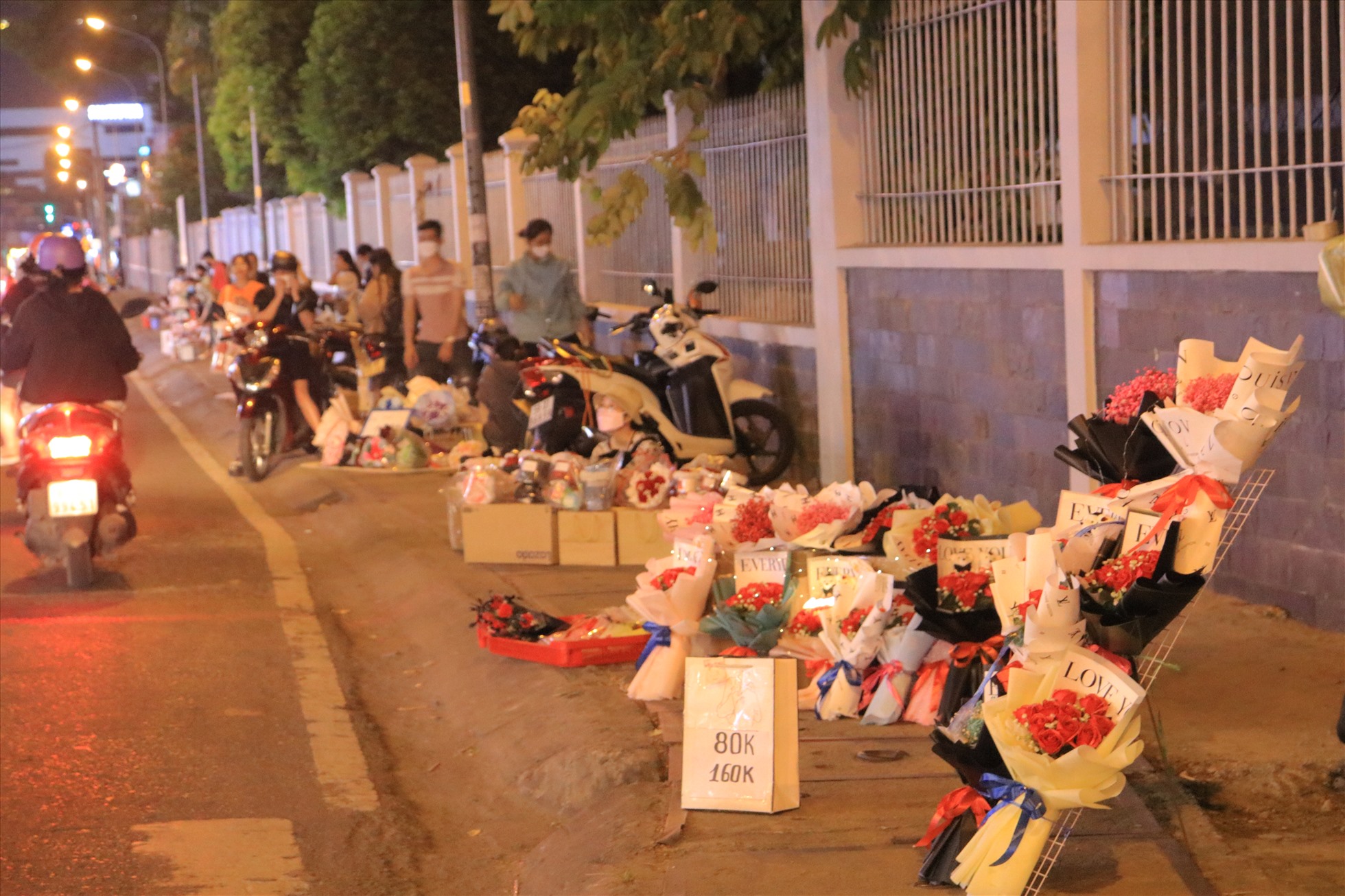 Nhiều sạp hoa được bày bán dọc tuyến đường Võ Văn Ngân (P.Linh Chiểu, TPThủ Đức, TPHCM. Ảnh: Việt Phong