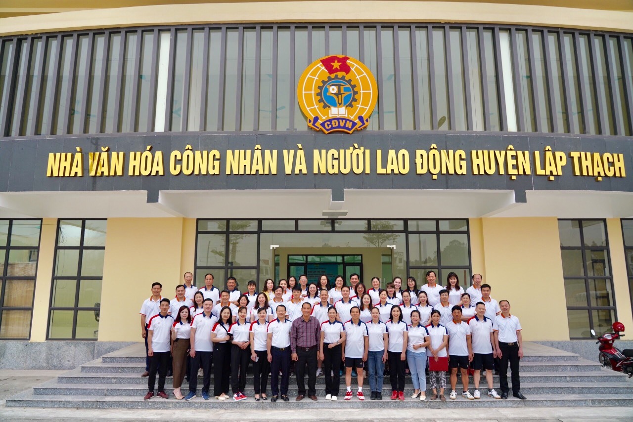 Các đại biểu chụp ảnh lưu niệm tại Nhà Văn hóa công nhân và người lao động huyện Lập Thạch. Ảnh: Lâm Nguyễn