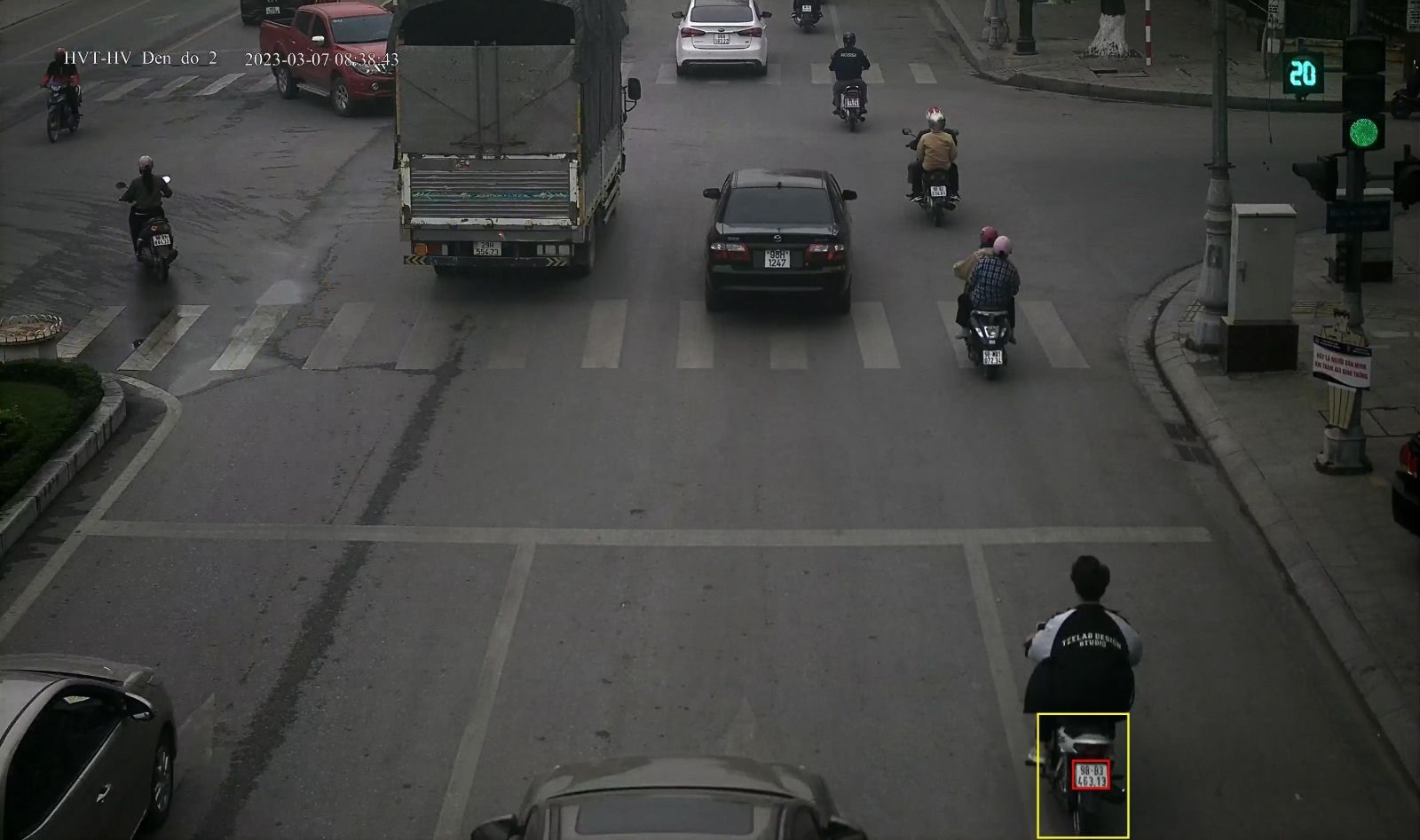 (Xe mô tô biển số 98B3-463.13 vi phạm không đội mũ bảo hiểm tại ngã tư Hùng Vương - Hoàng Văn Thụ lúc 08:38:43)