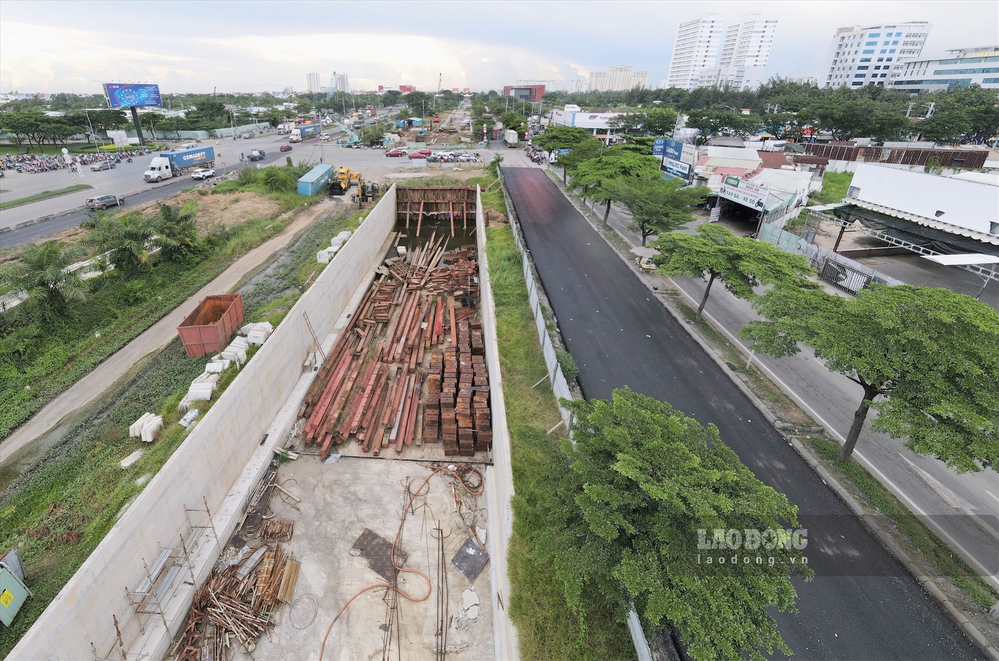 Dự án hầm chui nút giao Nguyễn Văn Linh - Nguyễn Hữu Thọ ngổn ngang sau gần 3 năm thi công.  Ảnh: Anh Tú