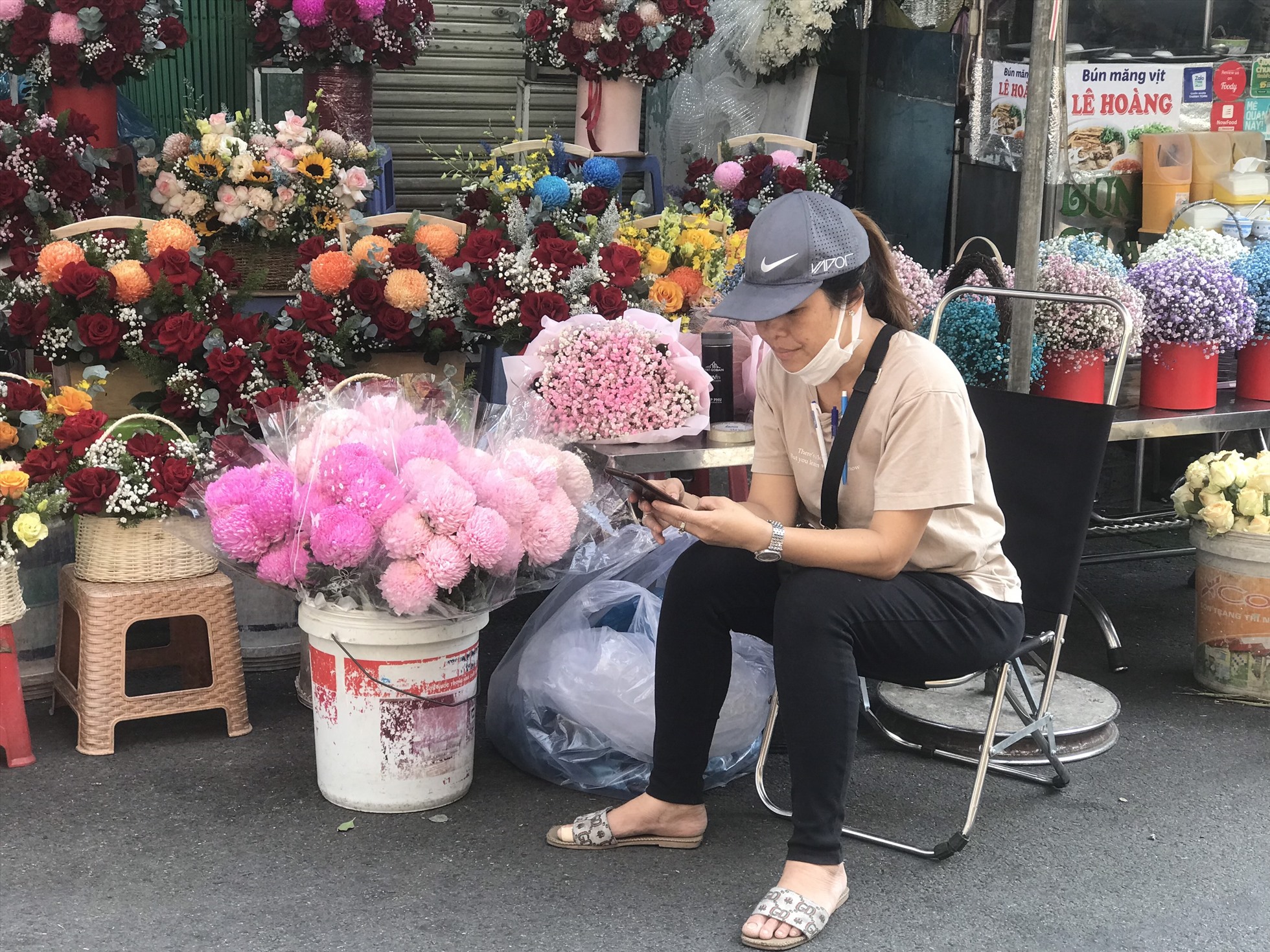 Chị Thu Ngoan - chủ một shop hoa tại chợ Hồ Thị Kỷ.
