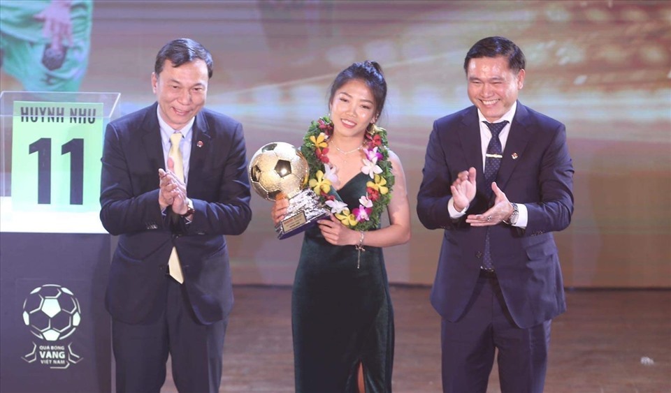 Tiền đạo Huỳnh Như đoạt danh hiệu Quả bóng vàng nữ Việt Nam 2022. Ảnh: Thanh Vũ
