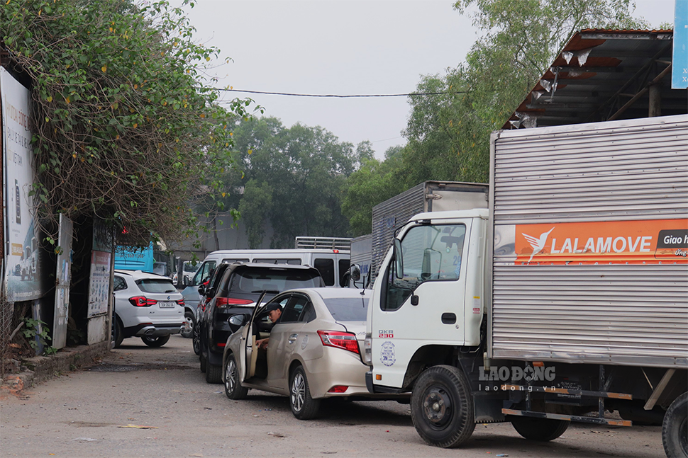 Đáng chú ý, tại Trung tâm đăng kiểm xe cơ giới số 29.06V (Thanh Trì, Hà Nội), hàng trăm ô tô xếp hàng đợi tới lượt đăng kiểm.