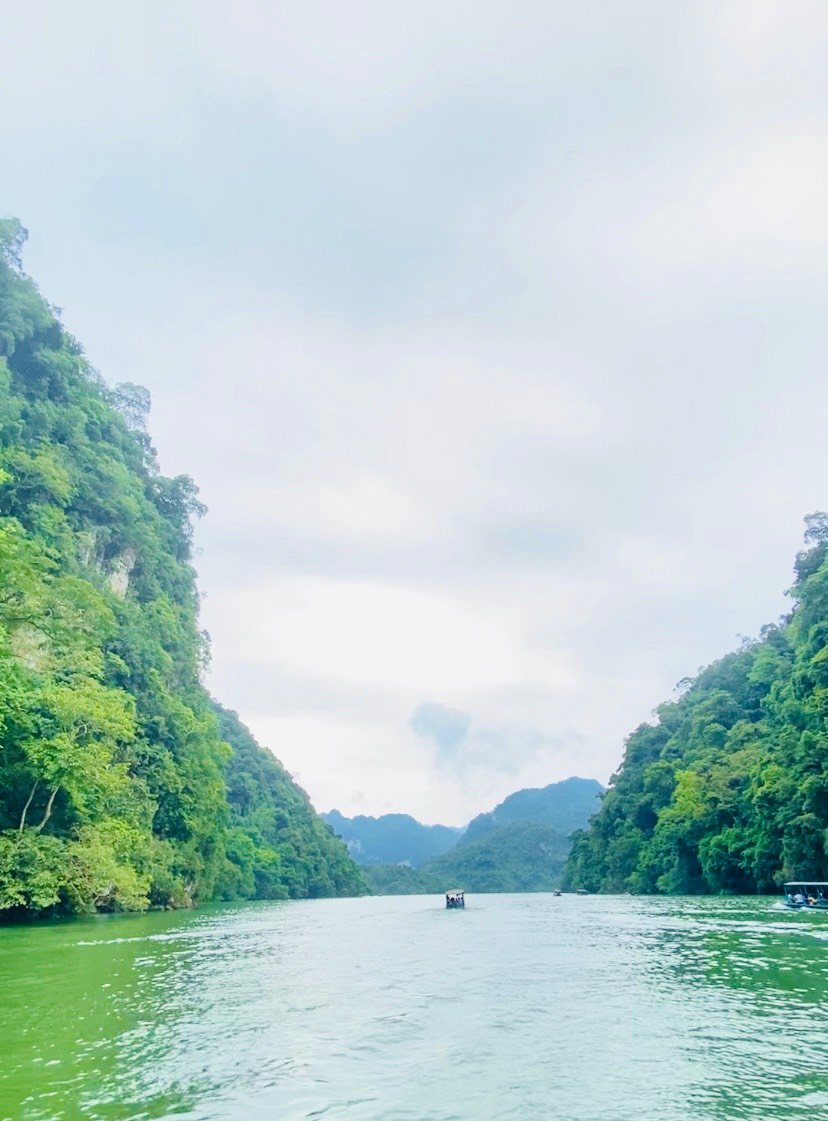 Trải nghiệm đi thuyền trên hồ Ba Bể.