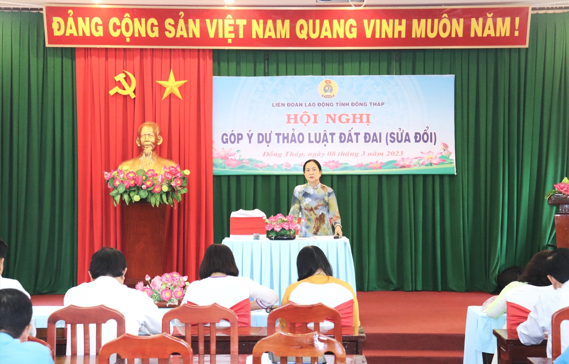 Bà Nguyễn Thị Thu Ba - Phó Chủ tịch Liên đoàn Lao động tỉnh Đồng Tháp phát biểu tại hội nghị. Ảnh: Lưu Hùng
