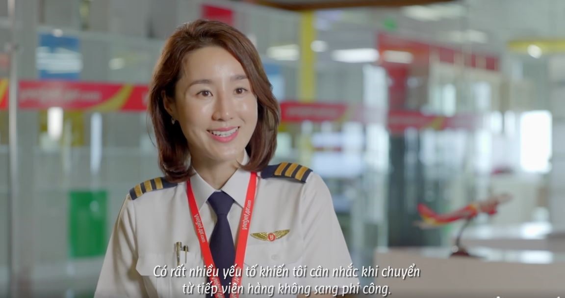 Nữ cơ phó Park Ji Young chia sẻ câu chuyện của mình (Hình chụp từ video). Nguồn Vietjet