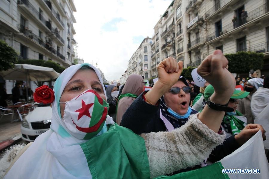 Phụ nữ Algeria kêu gọi bảo vệ nữ quyền nhân Ngày Quốc tế Phụ nữ ở Algiers, Algeria, ngày 8.3.2021. Ảnh: Xinhua