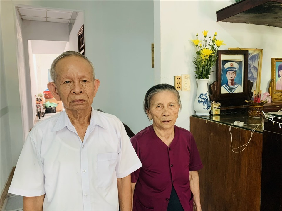 Bà Đặng Thị Nhung và ông Lê Văn Xuân cùng di ảnh con trai là liệt sĩ Lê Văn Sanh. Ảnh: Tường Minh