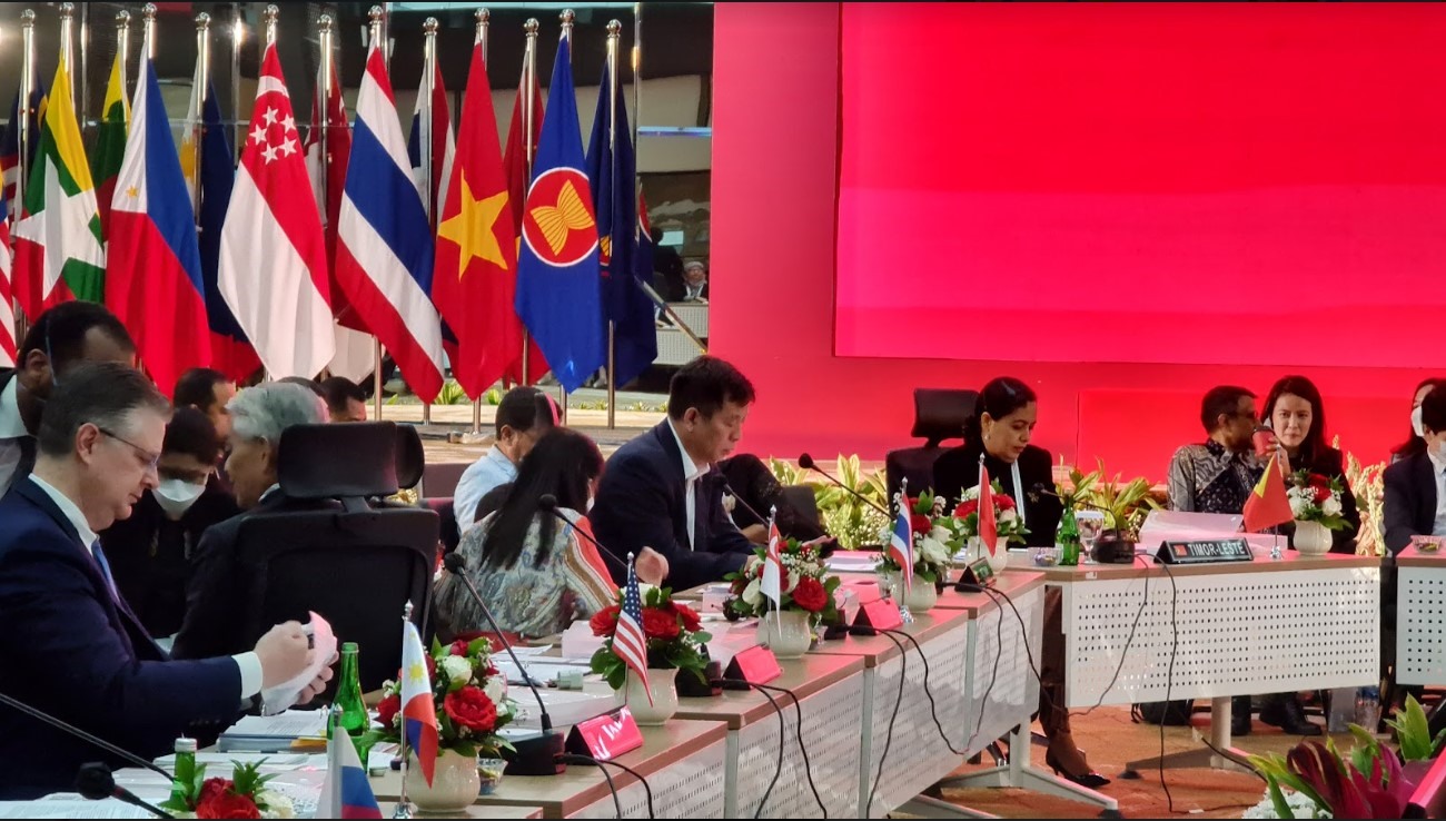 Đại sứ Vũ Hồ, Quyền Trưởng SOM ASEAN Việt Nam dẫn đầu đoàn Việt Nam tham dự chuỗi các cuộc họp tại Indonesia. Ảnh: Bộ Ngoại giao