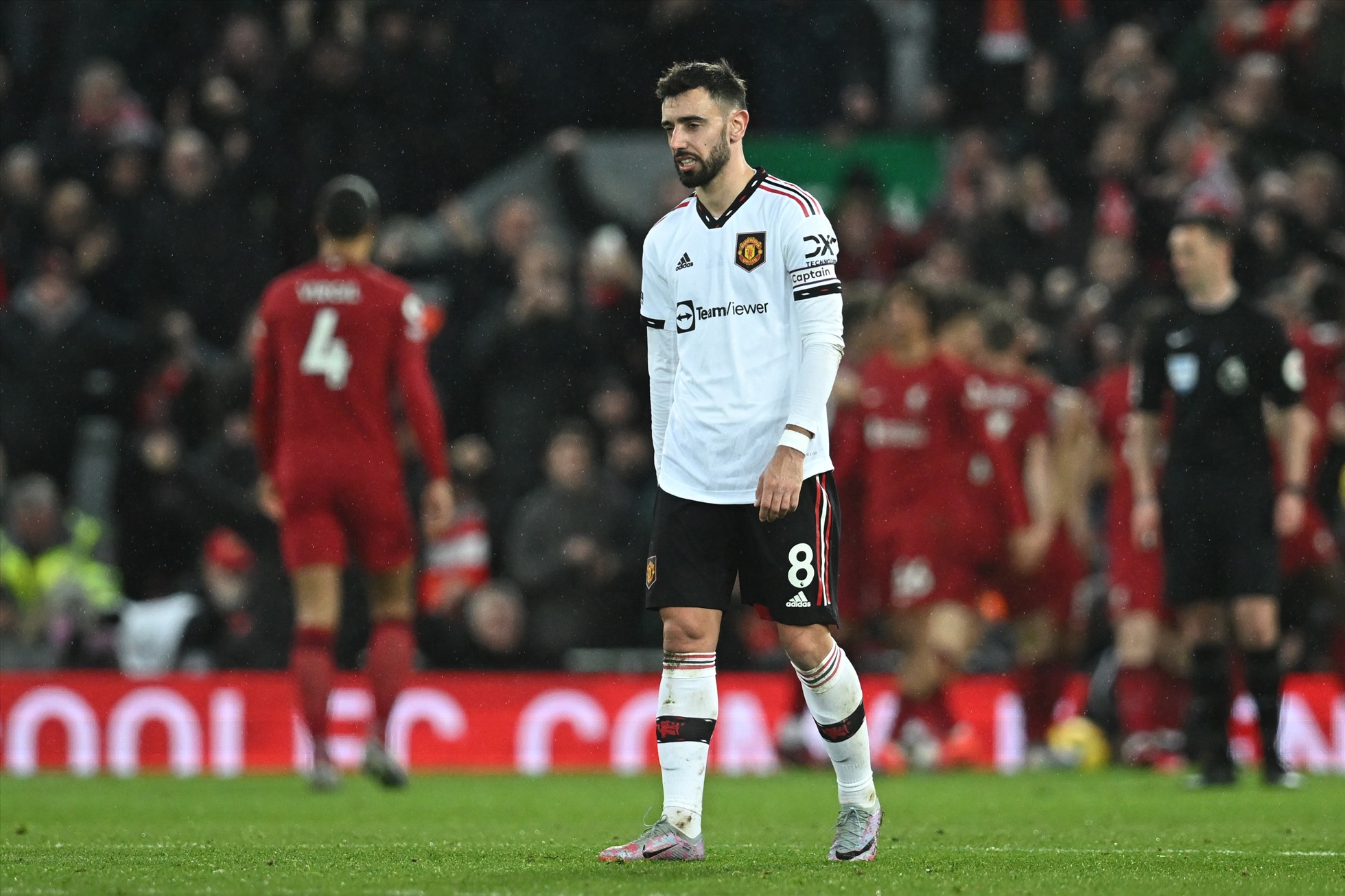 Bruno Fernandes là tâm điểm chỉ trích sau trận thua Liverpool. Ảnh: AFP