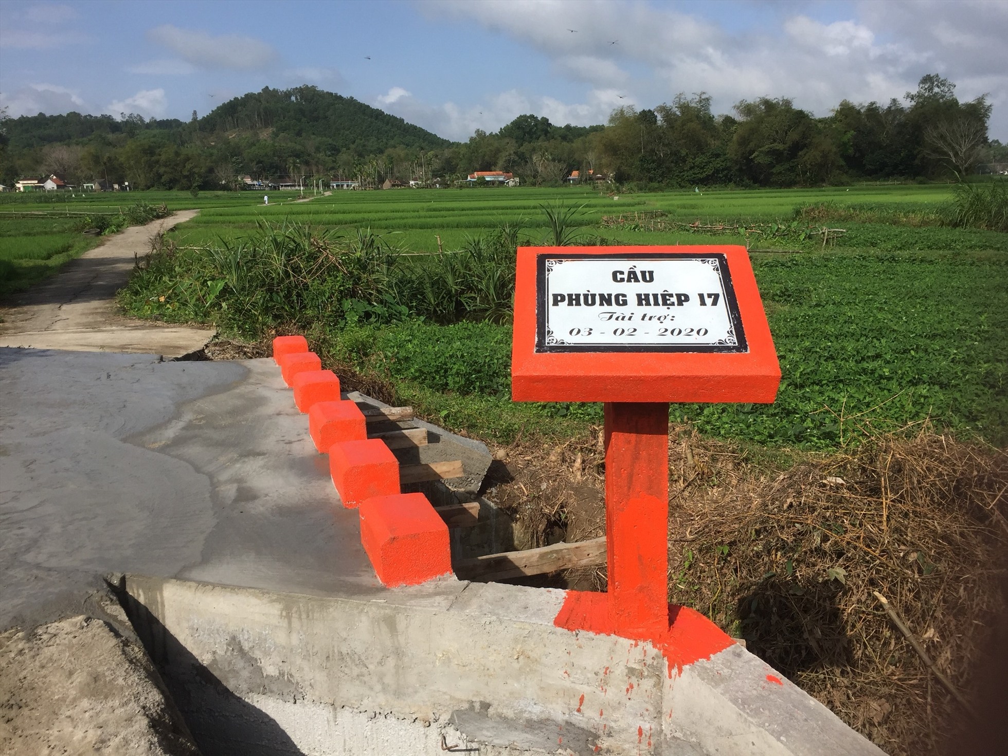 Tên cầu “Phùng Hiệp” được ghép từ tên thương binh Nguyễn Đình Phùng và người bạn quá cố, có cùng chung chí hướng xây cầu giúp dân. Ảnh Hoàng Bin