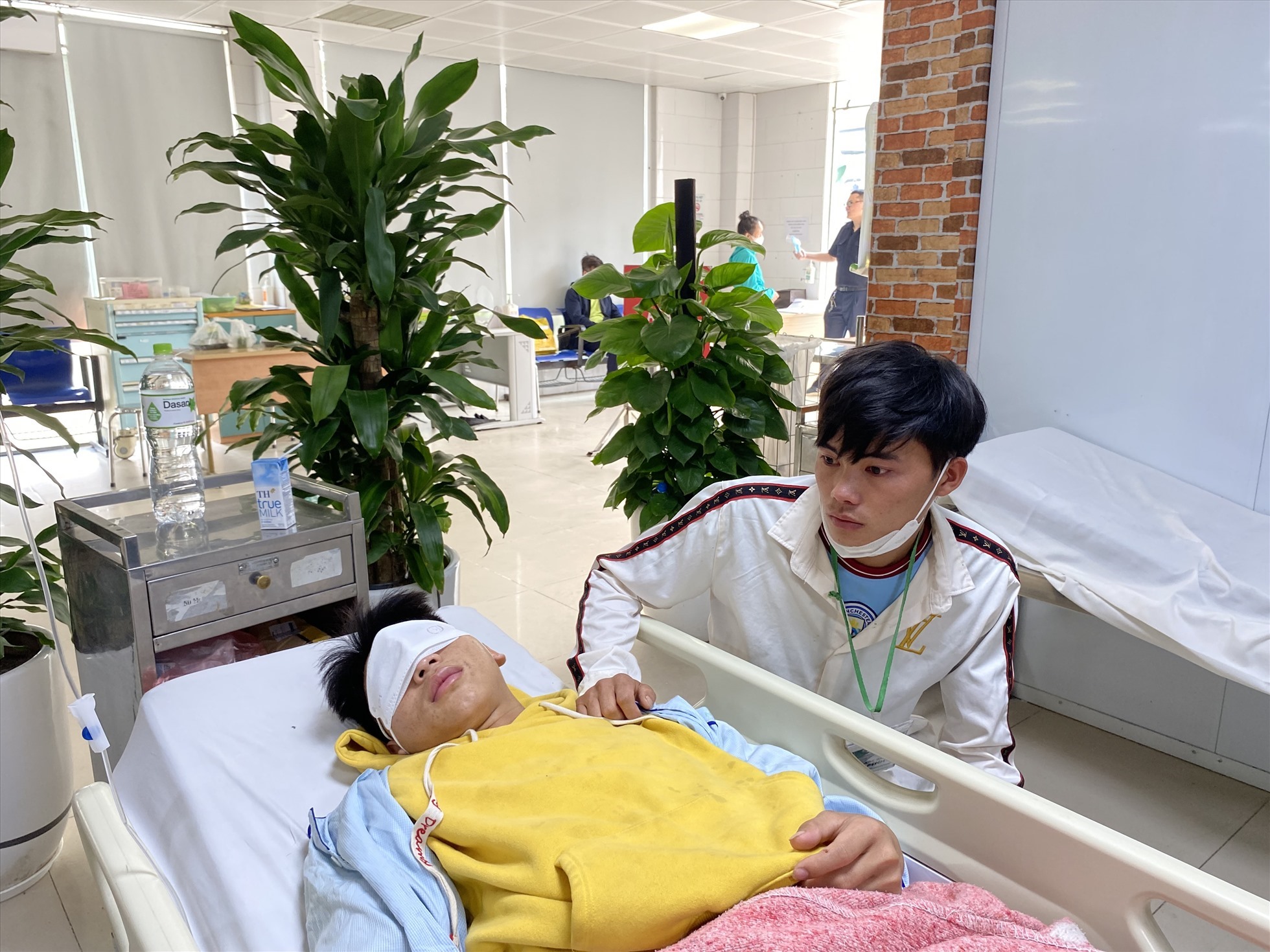 Công nhân bị nhiễm độc khí methanol được điều trị tại Bệnh viện Bạch Mai. Ảnh: Anh Thư