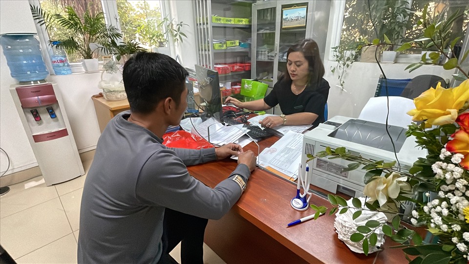 Cán bộ BHXH huyện Gia Lâm tiếp nhận hồ sơ từ anh Phạm Văn Tuyến. Ảnh: Hà Anh