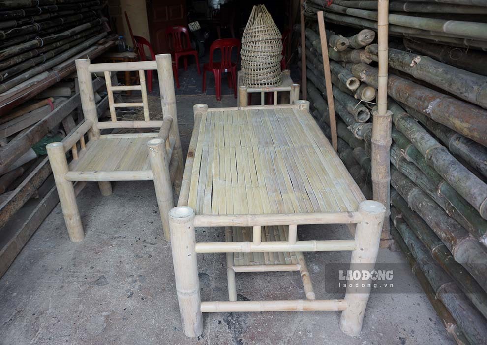 Một số hộ dân trong làng đã phát triển nghề, tạo ra những sản phẩm mới như đồ nội thất, bàn ghế bằng tre. Ảnh: Đoàn Hưng