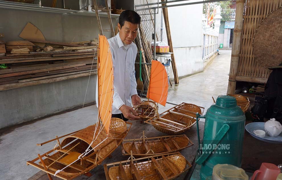 Một hướng đi khác được gia đình ông Nguyễn Anh Sáu, khu 3, phường Nam Hòa, TX Quảng Yên là sản xuất mô hình thuyền nan, đồ ngư cụ theo hướng thủ công mỹ nghệ, quà lưu niệm. Ảnh: Đoàn Hưng