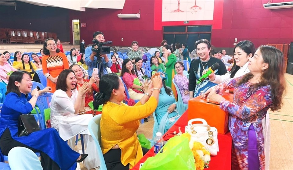 Nữ đoàn viên, CNVCLĐ TP.Hồng Ngự tham gia các hoạt động tại kỷ niệm Ngày Quốc tế phụ nữ 8.3. Ảnh: Mỹ Hòa