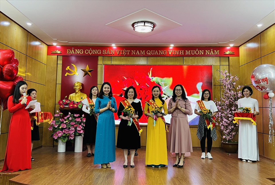 Lãnh đạo Trường TH Lê Hồng Phong trao giải cho 2 đội giành giải Nhì. Ảnh: CĐ Trường TH Lê Hồng Phong