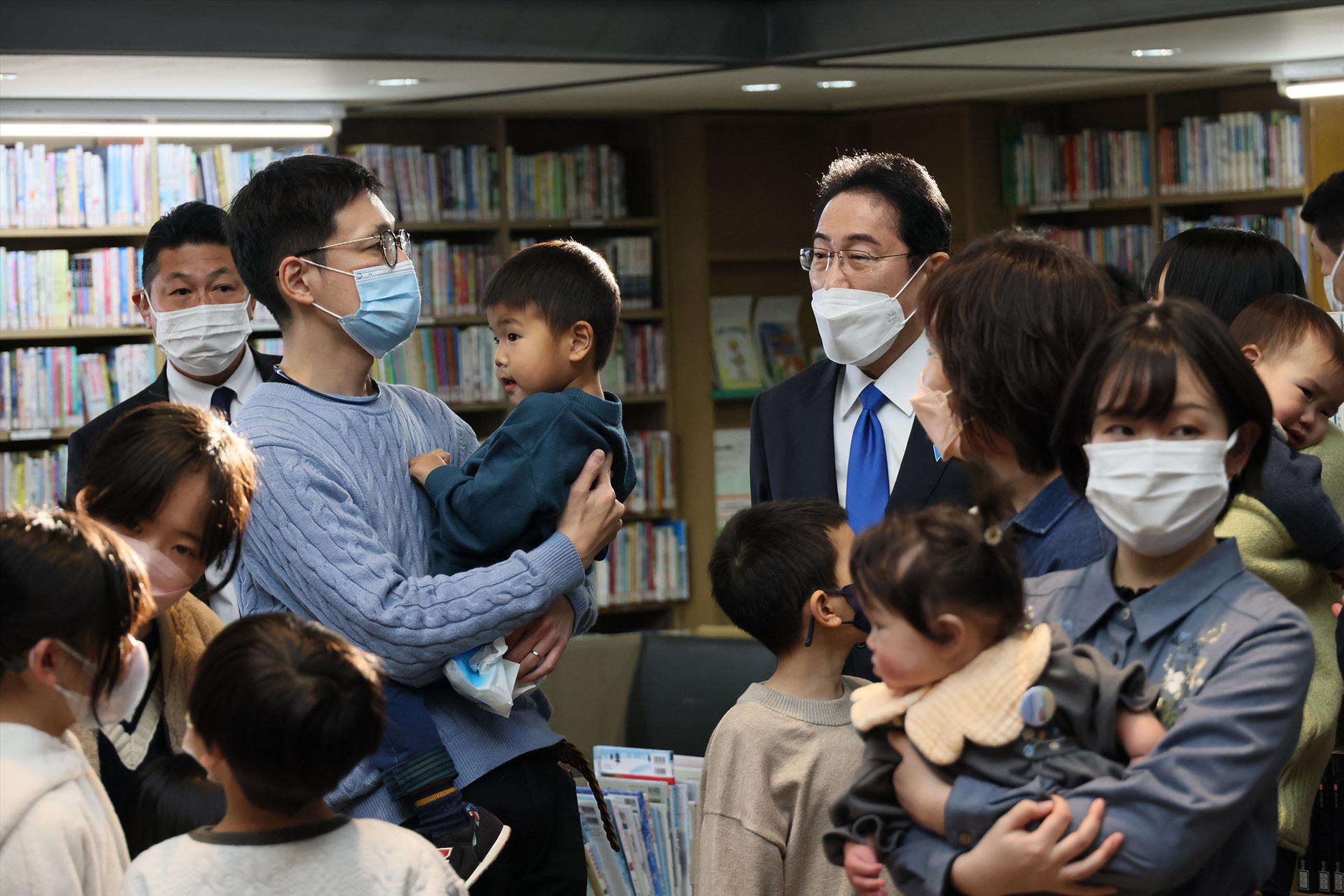 Thủ tướng Nhật Bản Kishida trong chuyến thăm Nagi. Ảnh: Văn phòng Thủ tướng Nhật Bản