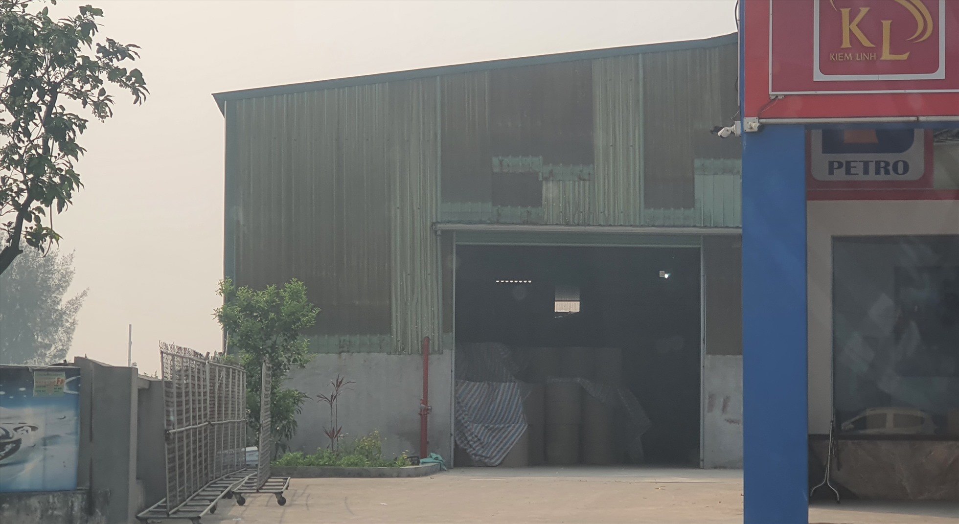 Nguy cơ mất an toàn cháy nổ tại cây xăng, nhà xưởng của Công ty TNHH Thương mại dịch vụ Kiểm Linh. Ảnh: Trung Du