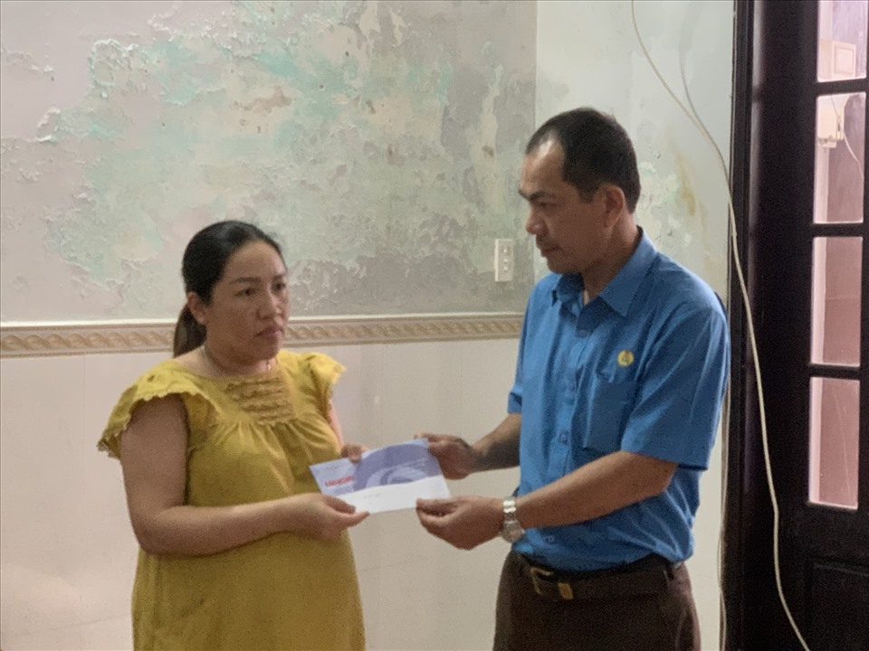 Đại diện Quỹ Tấm Lòng Vàng Lao Động trao quà đến thân nhân liệt sĩ Gạc Ma Lê Văn Sanh ở Đà Nẵng. Ảnh: Tường Minh
