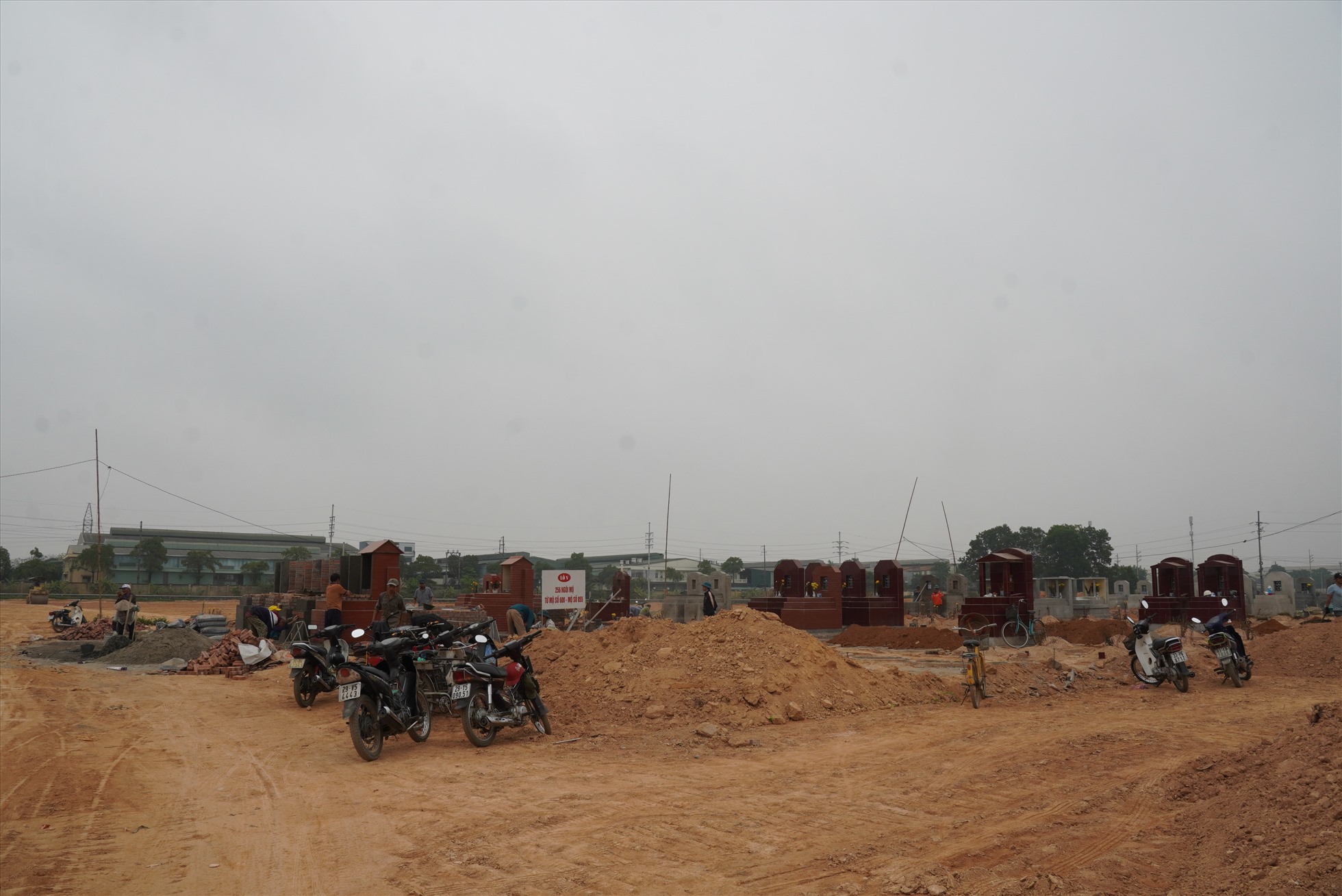 Khu quy tập nghĩa trang tại xã Văn Bình phục vụ dự án Vành đai 4. Ảnh: Phạm Đông
