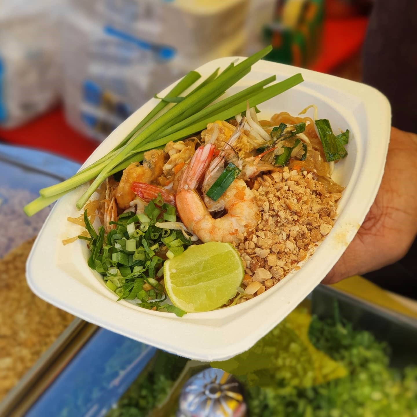 Du khách được thưởng thức đa dạng món ăn đường phố Thái Lan tại chợ đêm Chatuchak. Ảnh: ariane.le