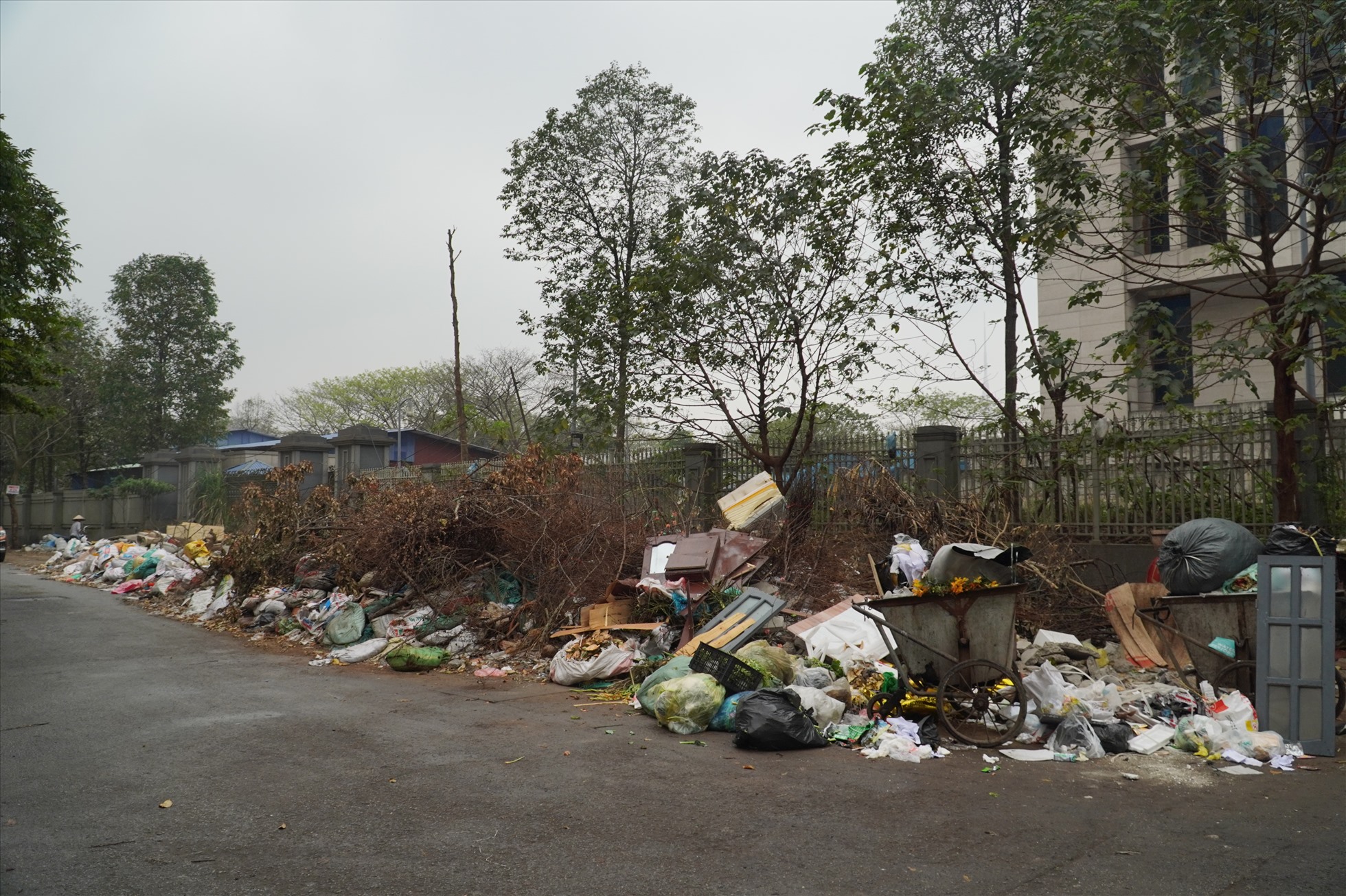 Theo ghi nhận, tại Khu đô thị Mễ Trì Thượng (Nam Từ Liêm, Hà Nội) xuất hiện một bãi rác kéo dài cả trăm mét nằm ngay sau Trụ sở Bộ Ngoại giao mới.
