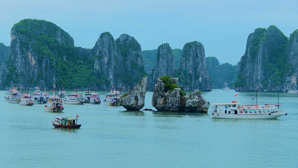 Kỳ quan thiên nhiên vịnh Hạ Long còn nằm trong danh sách 4 điểm ngắm bình minh và hoàng hôn đẹp nhất châu Á. Ảnh: Chính quyền điện tử Quảng Ninh