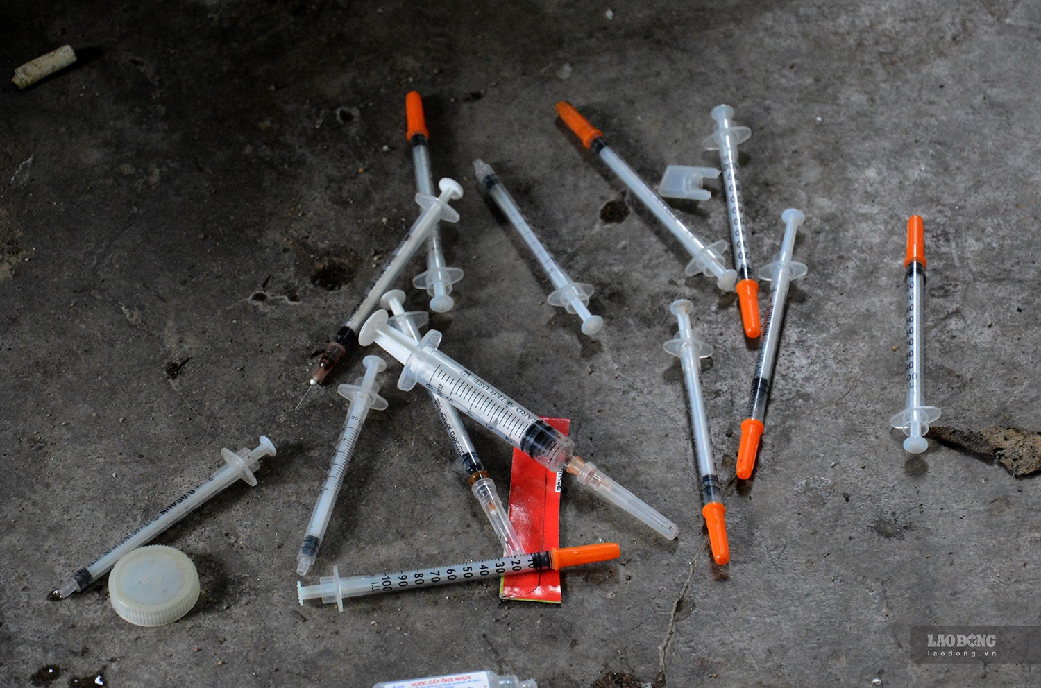 Kim tiêm của các con nghiệm tiêm chích ma túy nằm vương vãi trong những căn nhà hoang nằm trong khuôn viên dự án công viên Thiên Bút. Ảnh: Ngọc Viên