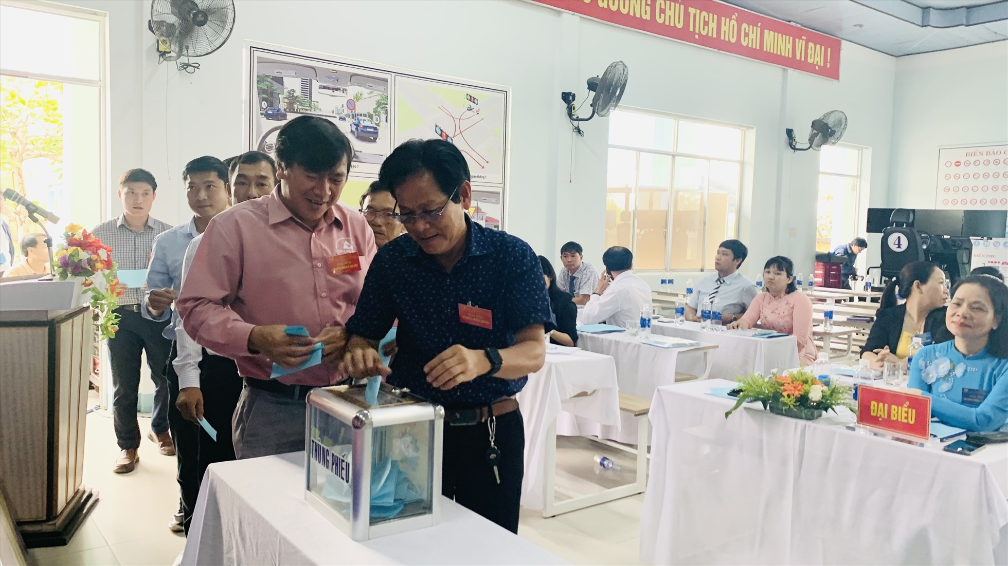 Đoàn viên công ty CP GTVT Quảng Nam bỏ phiếu bầu BCH Công đoàn nhiệm kỳ mới. Ảnh Hoàng Bin