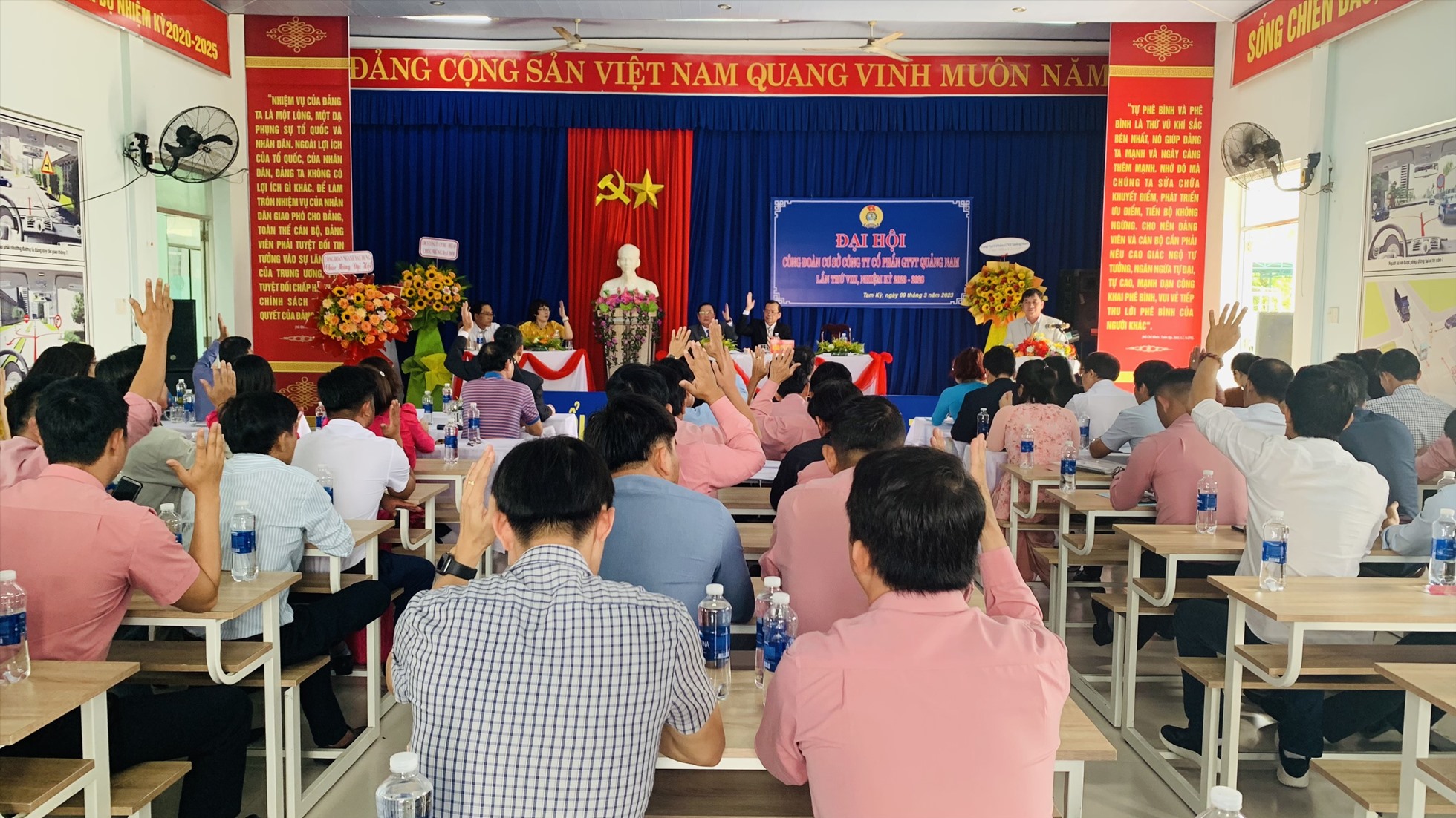 Đoàn viên công đoàn công ty CP GTVT Quảng Nam biểu quyết thông qua Nghị quyết Đại hội. Ảnh Hoàng Bin