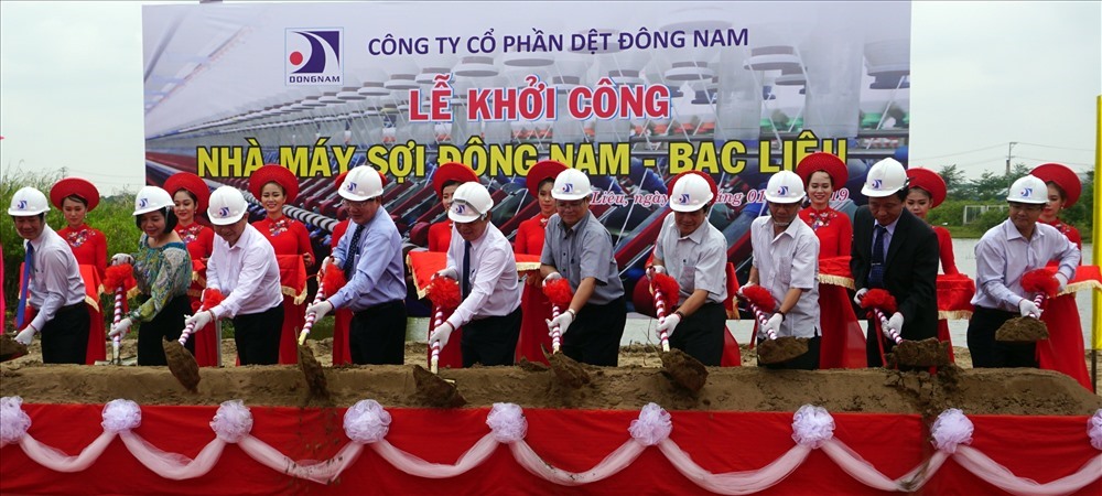 Công ty Cổ phần Dệt Đông Nam được cấp quyết định chủ trương đầu tư năm 2018 để thực hiện Dự án Nhà máy Sợi Đông Nam - Bạc Liêu với diện tích 46.000m2 tại lô B. Tuy nhiên, sau lễ khởi công hoành tráng vào tháng 1.2019, nhà đầu tư cam kết sẽ hoàn thành dự án trong 24 tháng, đạt doanh thu 525 tỉ đồng/năm, nộp ngân sách nhà nước gần 6 tỉ đồng/năm và giải quyết việc làm cho 500 lao động của địa phương, nhưng đến nay nhà máy này vẫn chưa xây dựng. Ảnh: Nhật Hồ