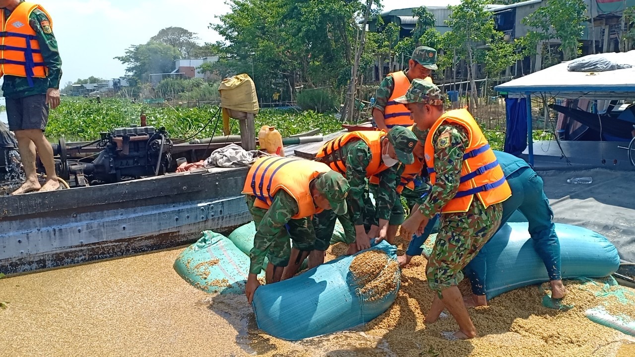 Lực lượng Bộ đội biên phòng cứu nạn ghe chở lúa bị chìm trên sông Châu Đốc. Ảnh: Chiến Khu