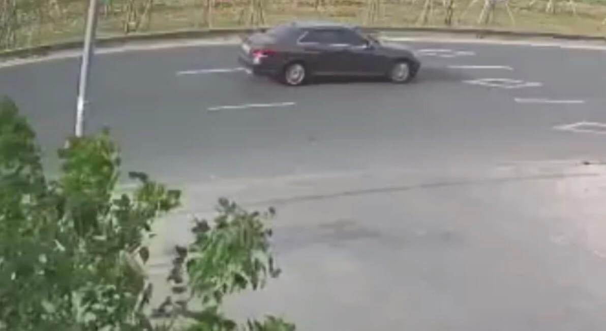 Hình ảnh chiếc xe  Mercedes tông chết người rồi bỏ chạy được camera an ninh quay lại. Ảnh: Hữu Long