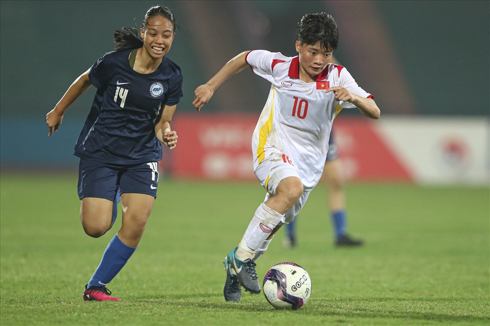 U20 nữ Việt Nam chơi áp đảo hoàn toàn so với đối thủ U20 nữ Singapore. Ảnh: VFF
