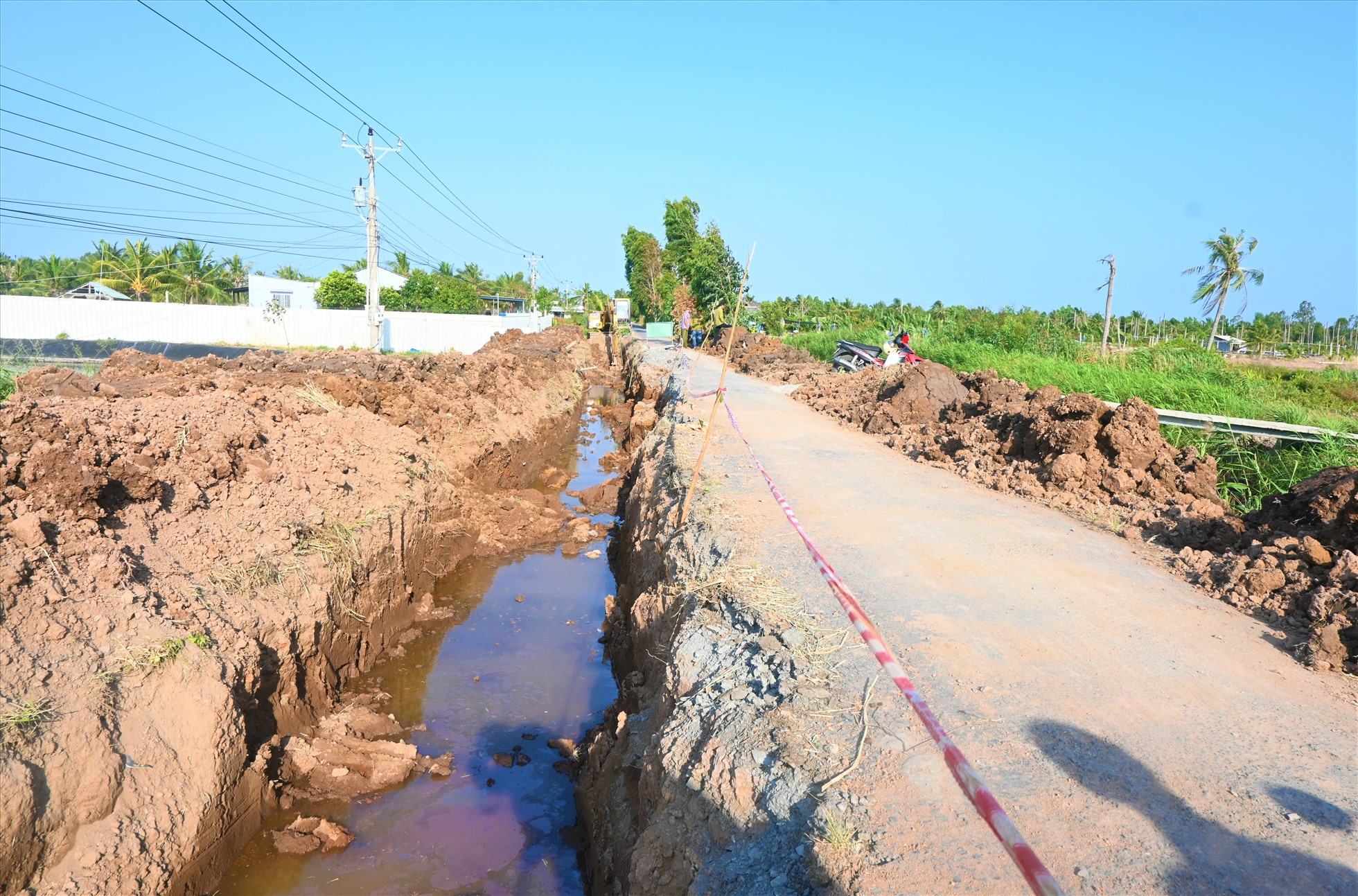 Dự án mở rộng đường trung tâm xã Tân Thạnh (Dự án ĐH83C) đoạn còn lại, với chiều dài hơn 8km. Dự án này do UBND huyện Tân Phú Đông (tỉnh Tiền Giang) làm chủ đầu tư.