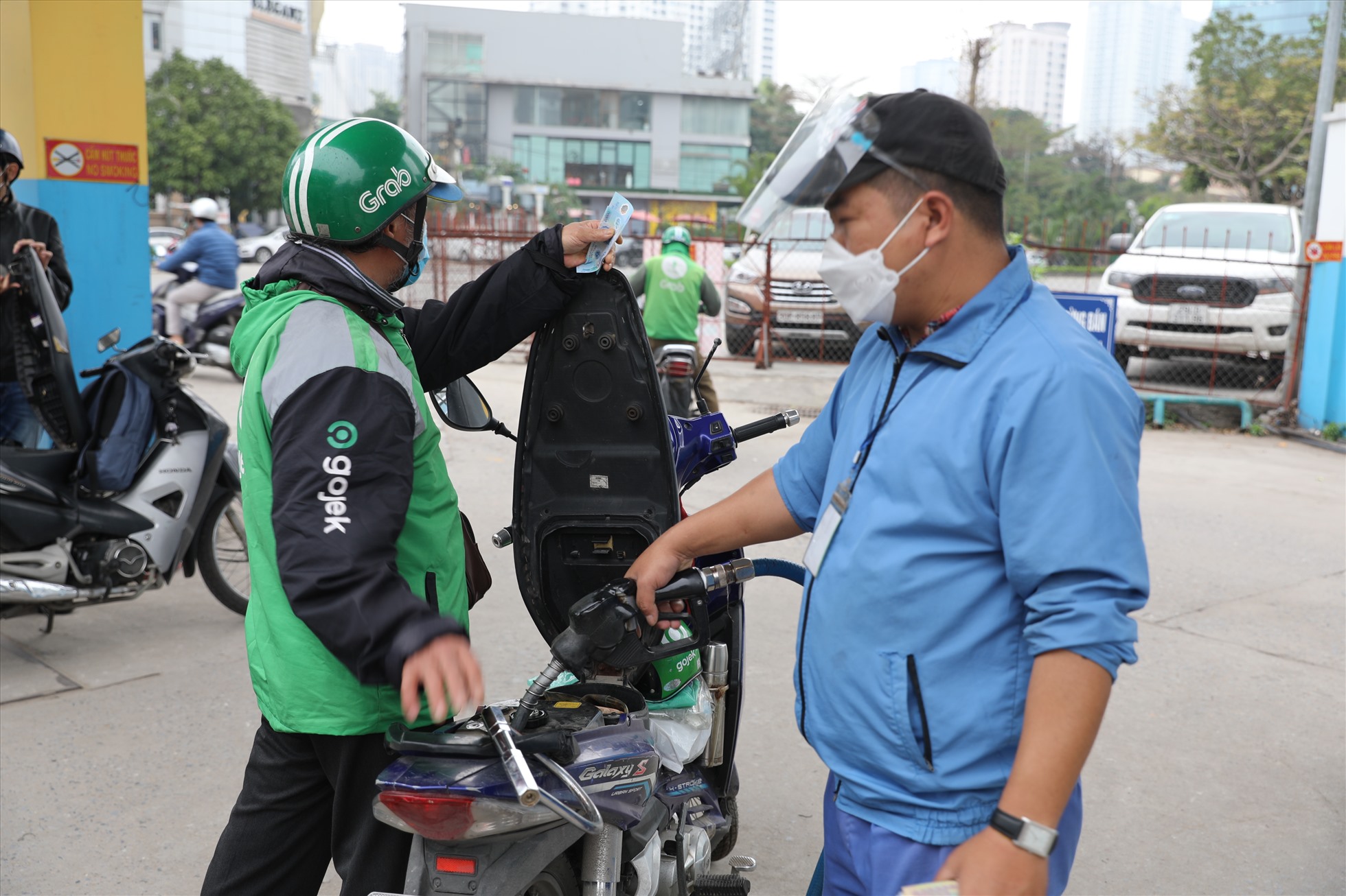 Để giải quyết căn cơ vấn đề xăng dầu cần giải bài toán về chiết khấu cho doanh nghiệp bán lẻ. Ảnh: Cường Ngô