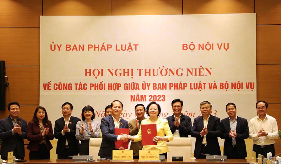 Bộ trưởng Bộ Nội vụ Phạm Thị Thanh Trà và Chủ nhiệm Ủy ban Pháp luật đã tiến hành ký Biên bản ghi nhớ. Ảnh: Bộ Nội vụ