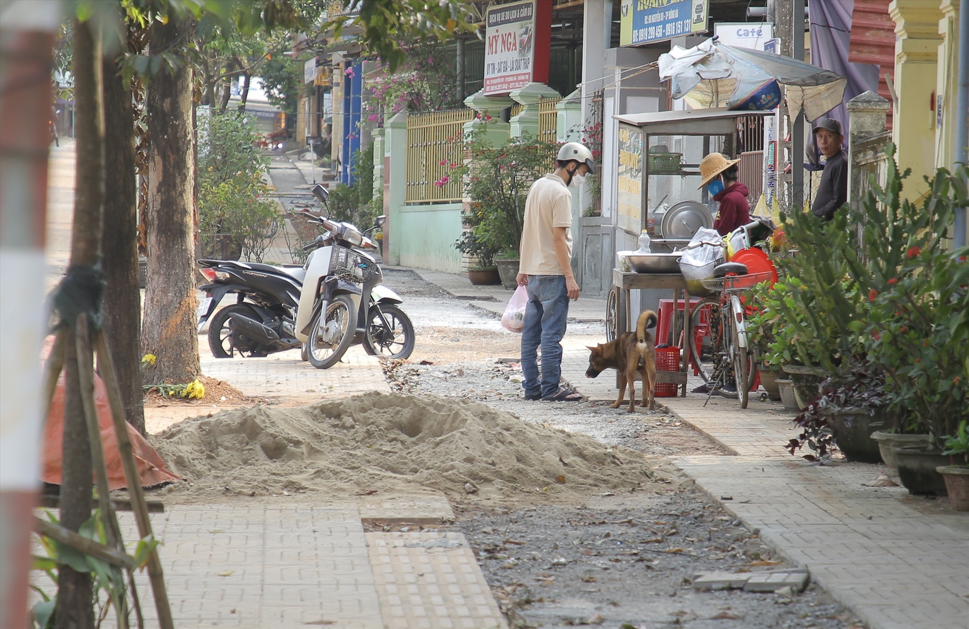 1 đoạn vỉa hè được đào lên để chôn ống nước trên đường Nguyễn Du. Ảnh: Hưng Thơ.