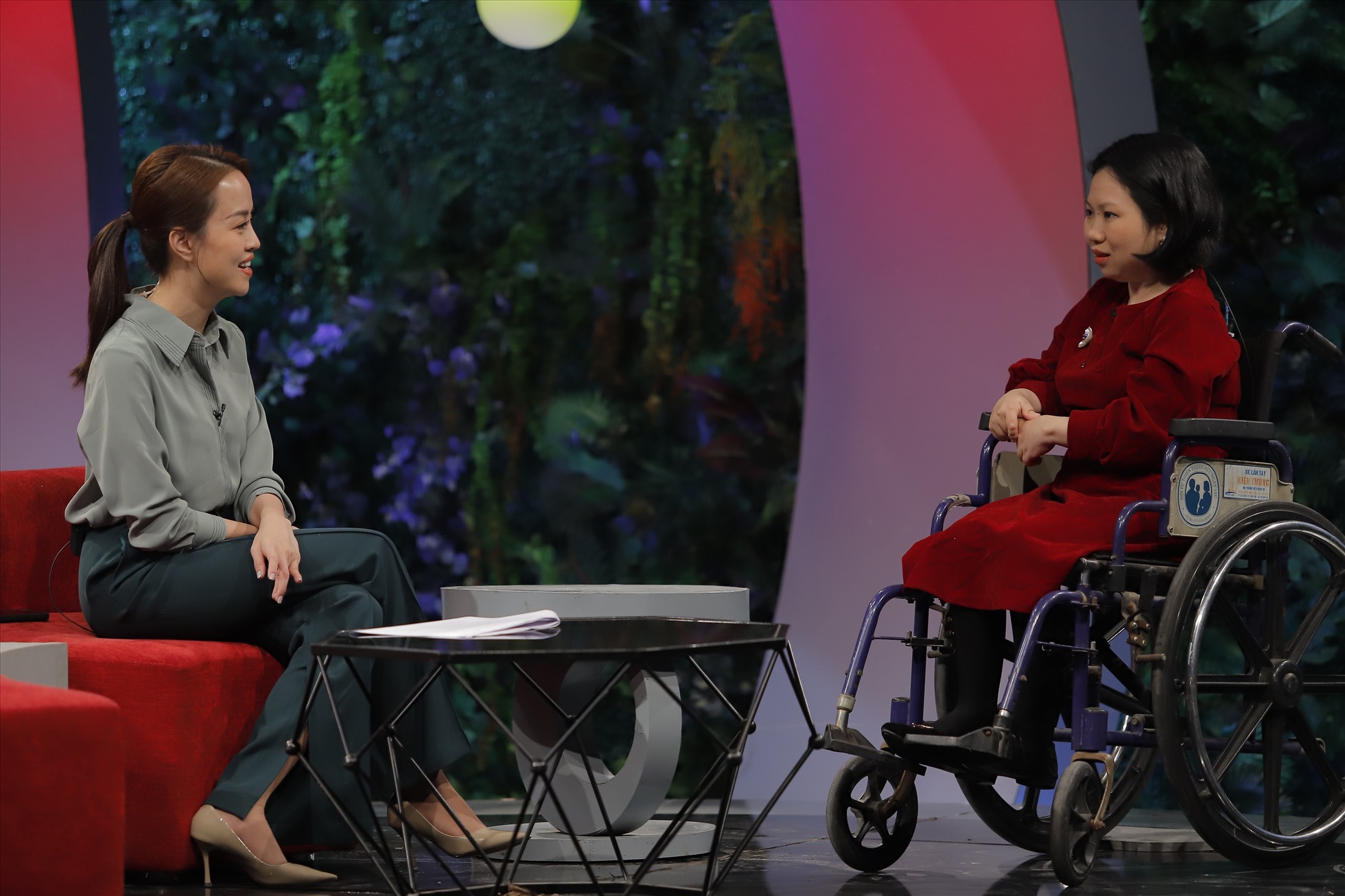 Câu chuyện nghị lực vượt qua khó khăn của chị Đỗ Thu Hương khiến khán giả chương trình “Trạm yêu thương” không khỏi xúc động. Ảnh: VTV