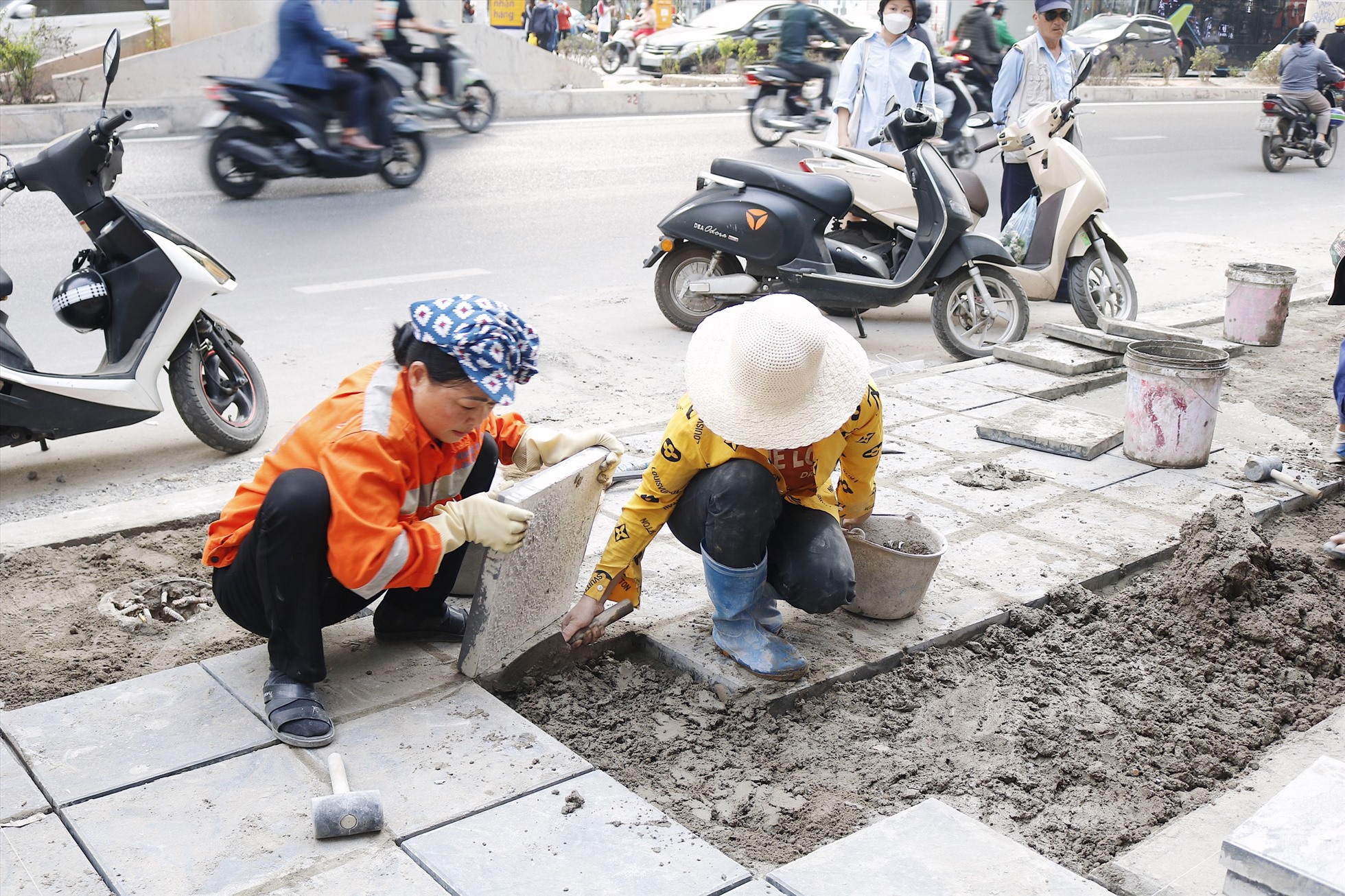 Vỉa hè trên tuyến đường Cầu Giấy, Hồ Tùng Mậu được thay mới bằng gạch bê tông giá đá.