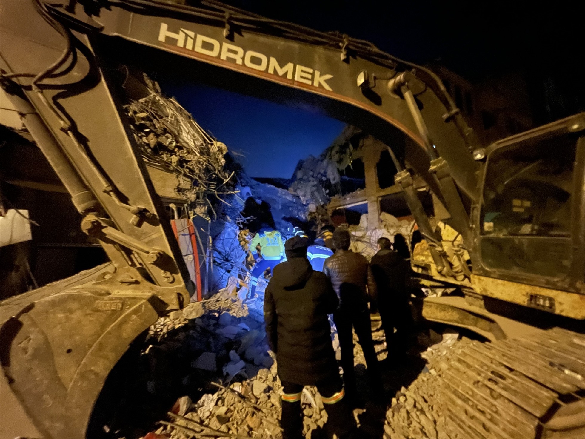 Lực lượng Công an Việt Nam xuyên đêm tiếp cận hiện trường toà nhà bị sập do động đất tại thành phố Adıyaman, Thổ Nhĩ Kỳ. Ảnh: Cục Cảnh sát PCCC và CNCH