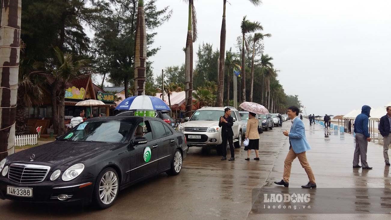 Theo chương trình, các loại xe ô tô từ 5-7 chỗ ngồi của hai nước được đi sâu vào nội địa của nhau theo chương trình được các Cty du lịch của mỗi nước được giao thực hiện, với thời gian lưu lại từ 1-5 ngày/chuyến. Theo quy định, các đoàn xe này khi hoạt động tại mỗi nước phải có xe, HDV của nước đó dẫn đoàn trong suốt hành trình tour. Trong ảnh là đoàn xe tự lái của Việt Nam dừng chân ở một làng quê ven biển của TP.Đông Hưng, Trung Quốc. Ảnh: Nguyễn Hùng