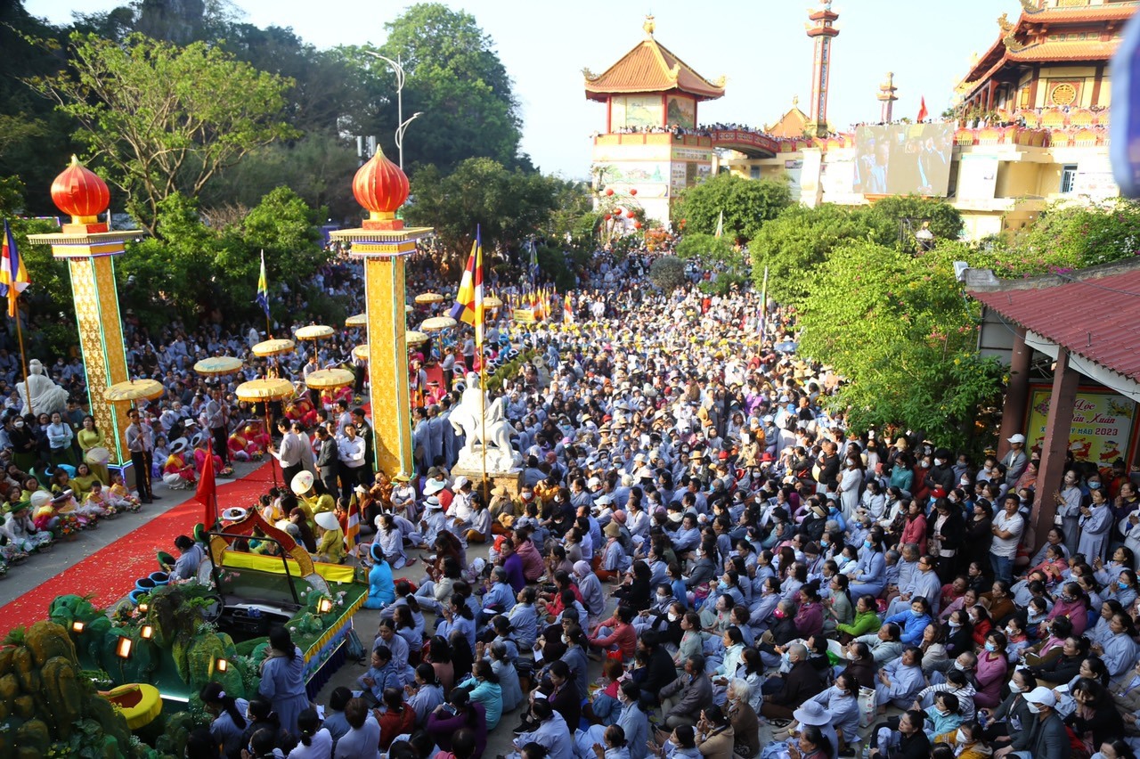 Đông đảo người dân về tham dự Lễ hội Quán Thế Âm Ngũ Hành Sơn TP Đà Nẵng. Ảnh: Văn Trực