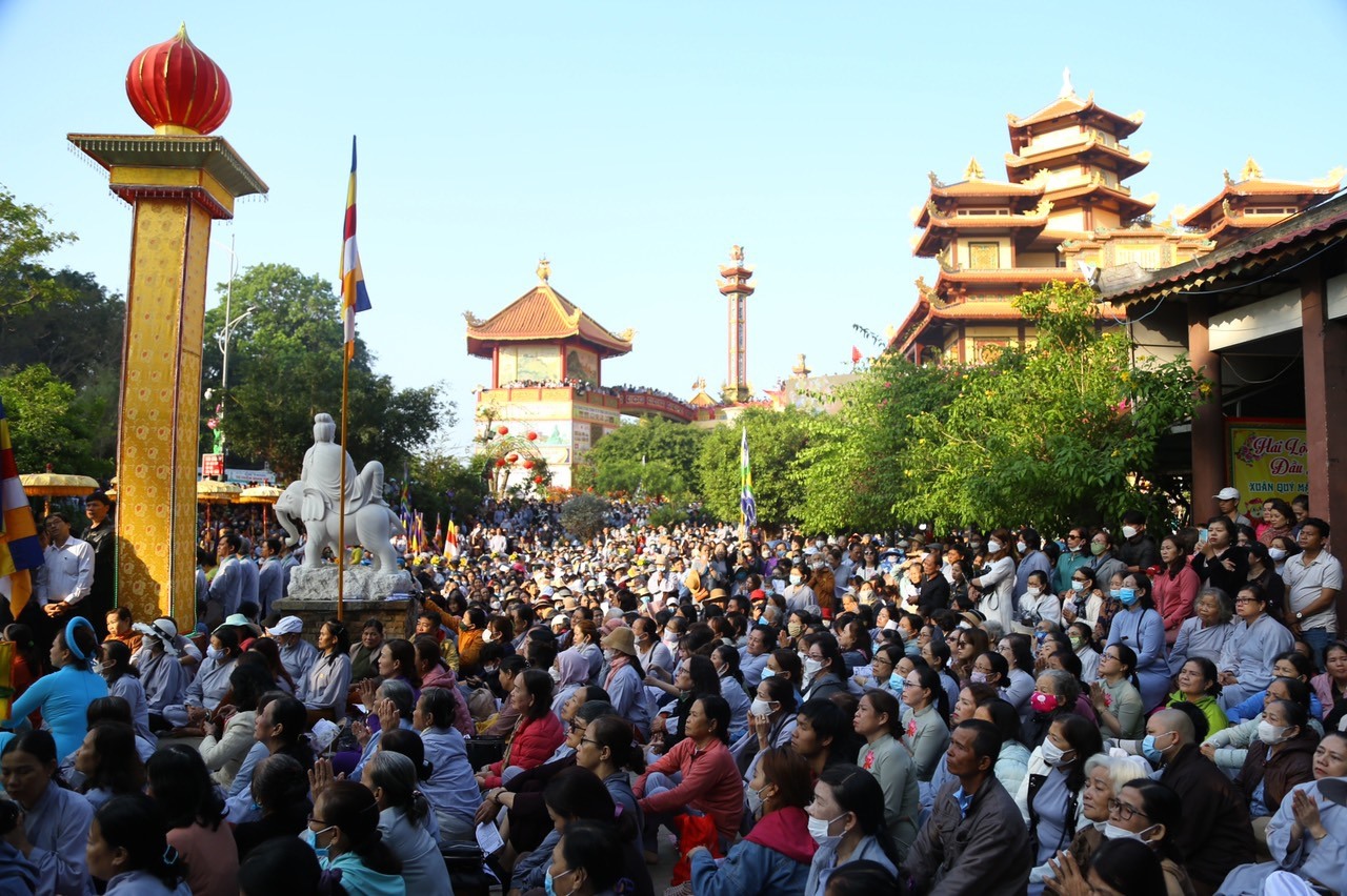 Người dân ngồi tham dự lễ vía Quan Thế Âm Bồ Tát. Ảnh: Văn Trực